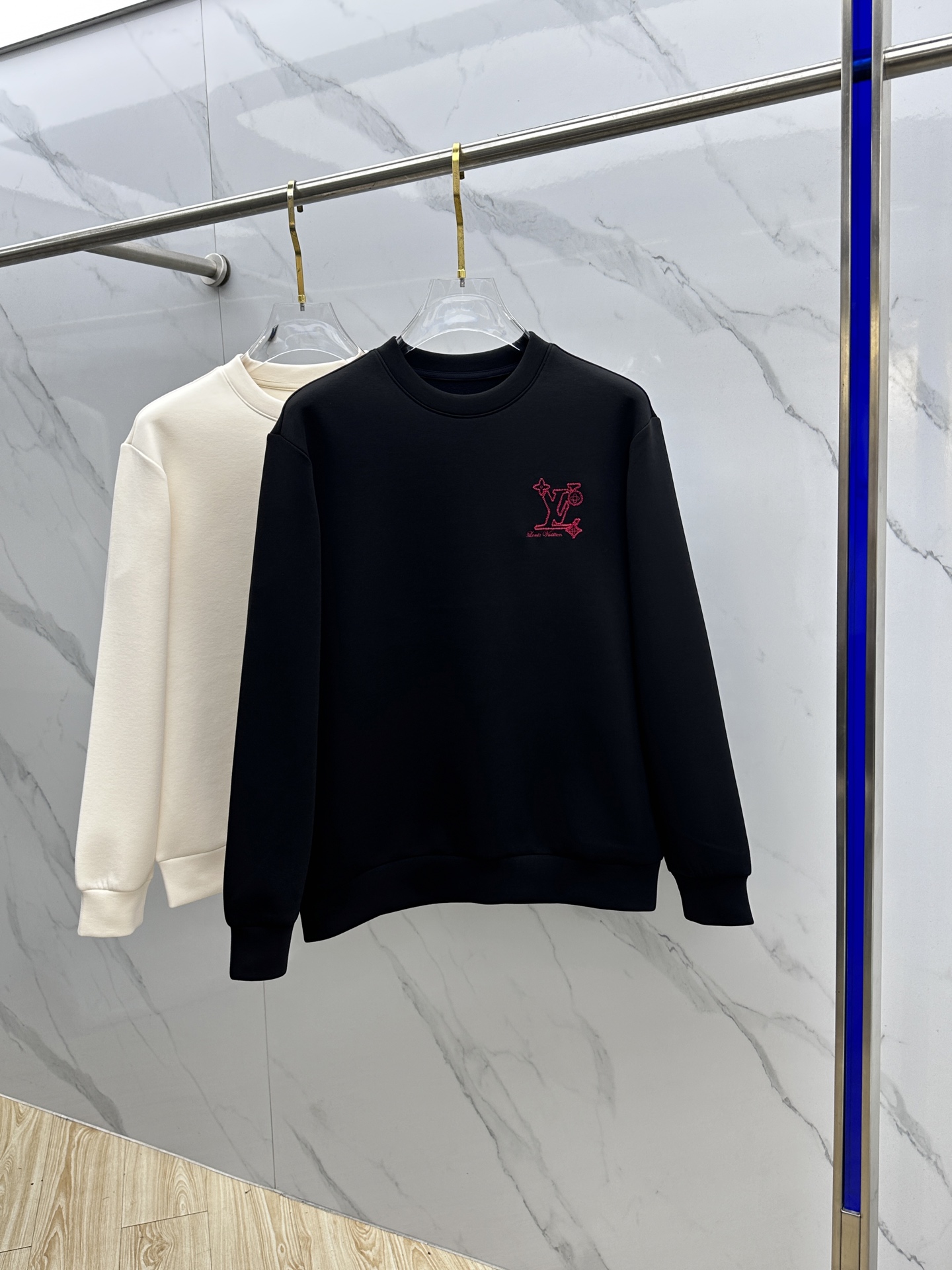 NO:624645,LV Louis Vuitton 2025 Autumn and Winter Round Neck Pullover Sweatshirt. The interior is brushed to keep warm. The details are embroidered with the logo on the chest. The details highlight the texture. The overall design of the upper body is fashionable and gives a modern sense of fit. The collar slightly fits the neck, making the overall upper body more youthful and fashionable. The air cotton material is easy to care for. The surface has a wool texture. The upper body is comfortable and warm. It looks high-end and has a good crisp feeling at the same time. 023  Size M-3XL,,louis vuitton,louis vuitton,hoodie,sweatshirts,alexander wang19860909LV路易威登 2025秋冬圆领套头卫衣 内里拉绒保暖 胸前logo刺绣 细节上凸显质感 整体设计上身时尚而赋予现代气息感合体的剪裁,领口微微贴合颈部,让整体上身更显年轻时尚 ,空气棉材质 有着易打理的特点 表面有着羊毛质感 上身舒适保暖 ,显高档的同时 又有很好挺括感023 尺码M-3XL,,louis vuitton,louis vuitton,hoodie,sweatshirts,alexander wang,Men's clothing