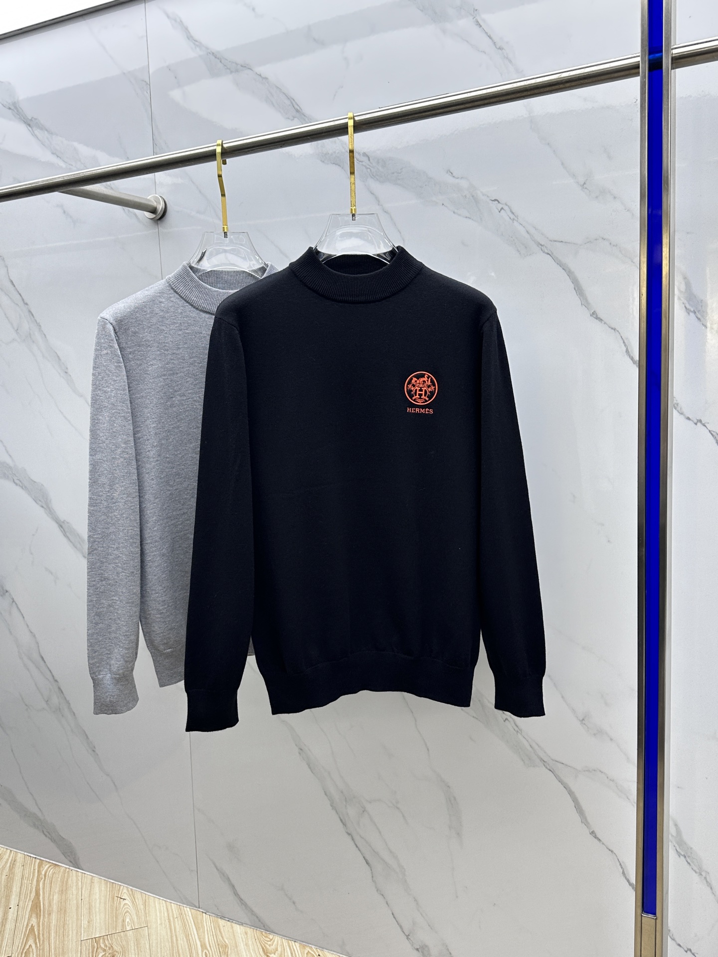 NO:624665,Hermes 2025ss new fall and winter men's round neck pullover knitted woolen sweater for daily wear, streamlined quality, clean and versatile. Customized fabrics, every detail shows quality. Warm and comfortable, it is the best choice for winter inner wear. It feels soft and delicate, and the workmanship is fine. Original product, A17 three standards complete, sizes M-3XL,,hermes,hermes,alexander wang19860909Hermes爱马仕 2025ss秋冬新品男士圆领套头针织羊毛衫 日常穿搭 精简品质款 干净百搭.客供定制面料,细节处处彰显品质.保暖舒适,是冬天内搭的最佳选择.手感柔软细腻,手工精细.原单出品,A17三标齐全 尺码M-3XL,,hermes,hermes,alexander wang,Men's clothing