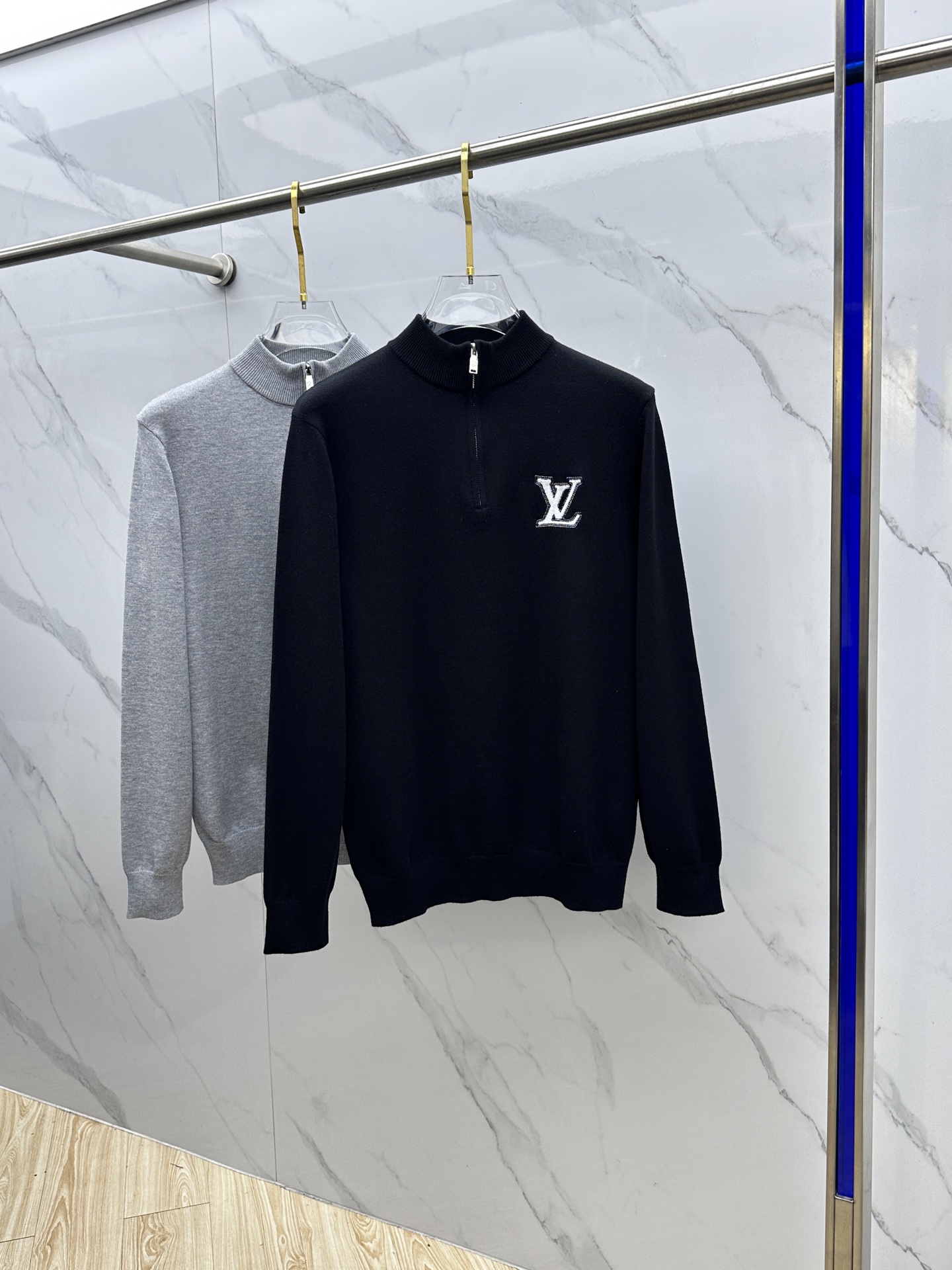 NO:624677,LV Louis Vuitton 2025ss new autumn and winter half-zip men's knitted sweater for daily wear, streamlined quality, clean and versatile. Customized fabrics, every detail shows quality. Warm and comfortable, the best choice for winter inner wear. Soft and delicate feel, fine handwork. Original product, A17 three standards complete, sizes M-3XL, Louis Vuitton, Louis Vuitton, Alexander Wang19860909LV路易威登 2025ss秋冬新品半拉链男士针织羊毛衫 日常穿搭 精简品质款 干净百搭.客供定制面料,细节处处彰显品质.保暖舒适,是冬天内搭的最佳选择.手感柔软细腻,手工精细.原单出品,A17三标齐全 尺码M-3XL,,louis vuitton,louis vuitton,alexander wang,Men's clothing