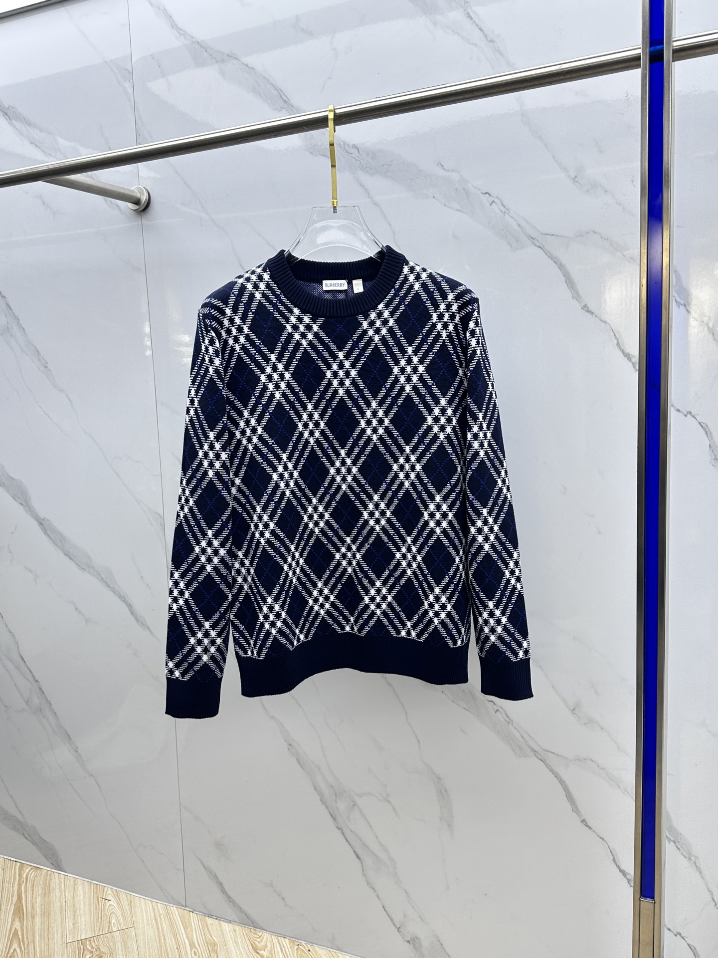 NO:654459,BBR Burberry diamond twill crew neck sweater  The original version was purchased and developed at 6,503. The fabric is made of high-quality blended fabrics of wool and polyester, which combines the softness and comfort of wool with the durability of polyester. The classic Burberry plaid is presented through fine jacquard knitting technology, and the pattern is clear and three-dimensional, highlighting the brand's iconic design. The sweater is conventionally cut, with a slim and neat silhouette, comfortable and stylish to wear. The collar, cuffs and hem are all rib knitted  Trims enhance the elasticity of clothing while maintaining a stable silhouette. Exquisite knitting technology ensures that the fabric is tight and flat, with a delicate and smooth touch. The fabric has good warmth retention and breathability, making it suitable for spring and autumn. The overall workmanship is exquisite, the stitching is even and delicate, and the details reflect the brand's exquisite craftsmanship. The plaid pattern is accurately aligned, and the color transition is natural. xh shows the perfect fusion of British tradition and modern fashion.  Size S-XL,,burberry,burberry,sweaters,alexander wang19860909BBR巴宝莉菱形斜格纹圆领毛衣 原版6,503购入开发,面料采用羊毛与涤纶的优质混纺面料,兼具羊毛的柔软舒适与涤纶的耐用性.经典Burberry格纹通过精细提花针织工艺呈现,图案清晰立体,彰显品牌标志性设计.毛衣采用常规剪裁,版型修身利落,穿着舒适有型.领口、袖口及下摆均采用罗纹针织饰边,增强衣物弹性同时保持廓形稳定.精湛的针织工艺确保织物紧密平整,触感细腻柔滑.面料具有良好的保暖性和透气性,适合春秋季节穿着.整体做工考究,针脚均匀细腻,细节处体现品牌精湛工艺.格纹图案对位精准,色彩过渡自然,xh展现英伦传统与现代时尚的完美融合. 尺码S-XL,,burberry,burberry,sweaters,alexander wang,Men's clothing