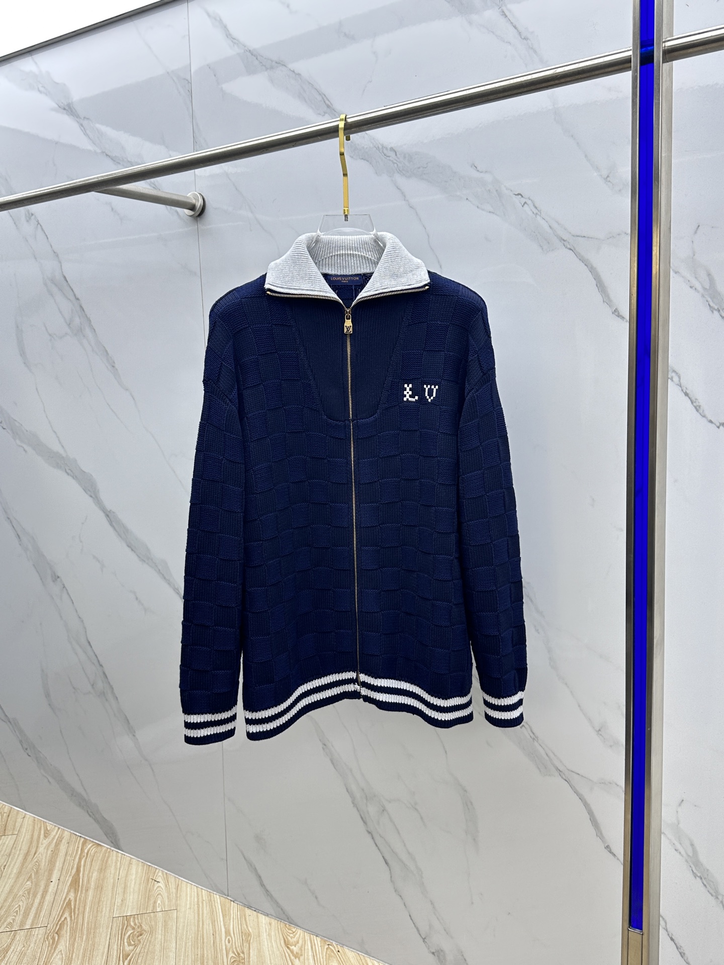 NO:654464,LOUIS VUITTON Louis Vuitton checkerboard knitted zipper jacket  It is made of imported cotton fabric and has a checkerboard texture woven through three-dimensional cable knitting technology. It feels soft and fluffy and has excellent warmth retention. The fabric has a matte texture and shows a high-end style; the neckline adopts a contrasting ribbed stand-up collar design, and double white ribbing at the cuffs and hem.  The patterns echo each other, reinforcing the retro college style; the right side of the body is embellished with the brand's iconic pixel-style embroidery, with fine and full stitches, both iconic and design; the full zipper opening and closing is equipped with a metal zipper puller, which makes it smooth and smooth to put on and take off daily. Quality online xh  Sizes S-XL,,louis vuitton,louis vuitton,jackets & coats,alexander wang19860909LOUIS VUITTON路易威登棋盘格针织拉链外套 采用进口棉质面料,经立体绞花针织工艺织就棋盘格纹理,触感软糯蓬松且兼具优异保暖性,面料自带哑光质感尽显高阶格调；领口采用撞色罗纹立领设计,与袖口、下摆处的双道白边罗纹相呼应,强化复古学院风格调；衣身右侧点缀品牌标志性像素风刺绣,针脚细密饱满,标识性与设计感兼备；全拉链开合配置金属拉链头,拉合顺滑无卡顿,日常穿脱便捷.品质在线xh 尺码S-XL,,louis vuitton,louis vuitton,jackets & coats,alexander wang,Men's clothing