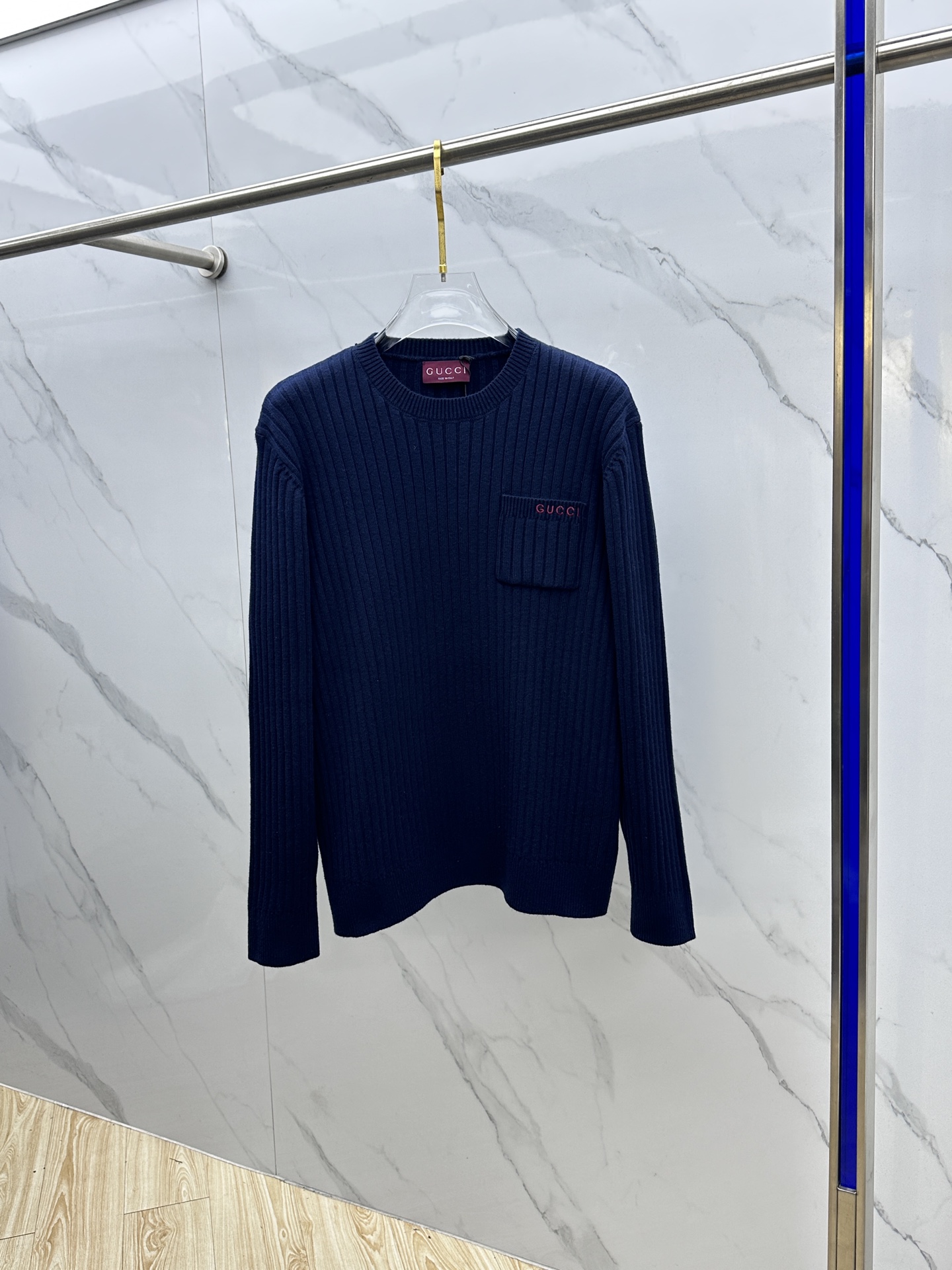 NO:654472,Gucci Heavy Threaded Knitted Silk Wool Blend Crew Neck Sweater - High-density Behringer 1000-needle embroidery on the chest, and the tag accessories are all restored to the original version. - The fabric is made of imported pure cotton yarn blended with wool, and the upper body is comfortable and high-end. It is a must-have for countless Internet celebrity bloggers. The original version is super slow to buy, and a sweater can give you a different fashion feeling. - The surface fabric has a matte feel of cashmere, and the fluffiness is enough. It can be said to be very real, and it is top quality at a glance!  xh size SMLXL,,gucci,gucci,sweaters,real silk,alexander wang19860909Gucci古驰 重磅螺纹针织真丝羊毛混纺圆领毛衣 -胸口高密度百灵达万针刺绣,吊牌辅料全部还原原版. -面料采用进口纯棉纱线混纺羊毛,上身舒适高级感拉满,无数网红博主穿搭必备,原版超级慢买到,一件针织衫就能穿出不一样的时尚感觉.  -表面面料带羊绒的雾面感觉,蓬松度够够的,可以说做到乱真的高度,一眼就是顶级品质！xh 尺码SMLXL,,gucci,gucci,sweaters,real silk,alexander wang,Men's clothing