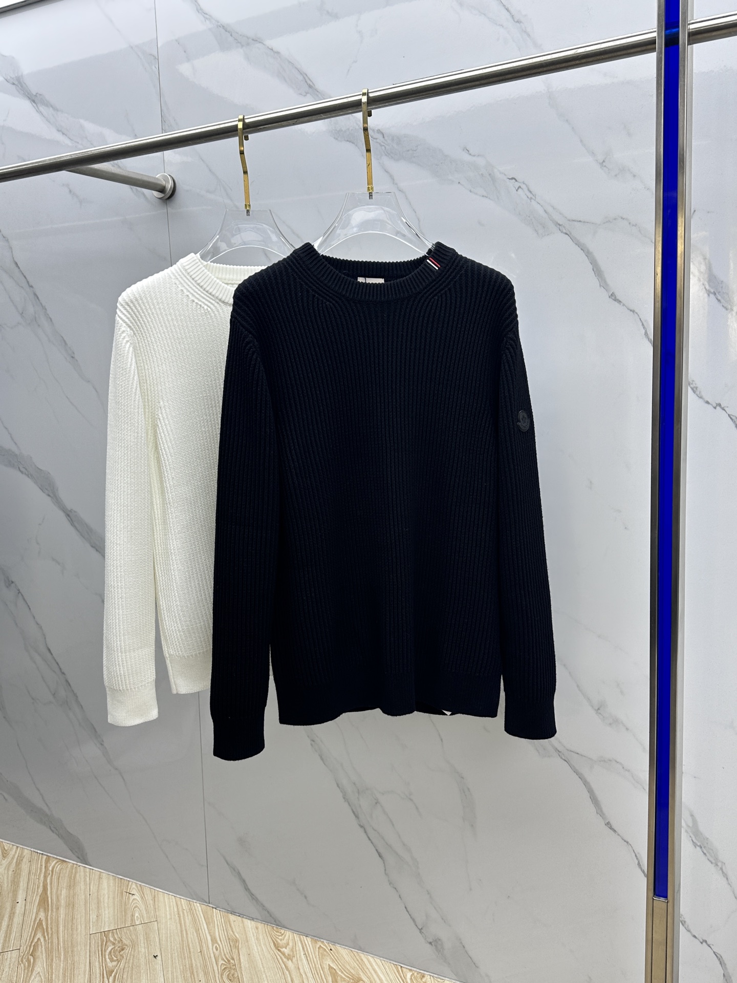 NO:654483,Moncler muzzle 25 new autumn and winter style, contrasting logo embroidered pullover knitted sweater with three stripes on the neck, vertical grain texture, weaving, embellishment of shoulder chapters. His family combines military classics with street and fashion designs. It seems to be a niche design and can be matched well in various occasions. The fabric yarn is made of pure cotton. The thickness of autumn and winter is comfortable for the upper body. It is breathable and has good warmth retention. The clothes are not easy to fade and deform after washing. The quality is always online.  Worth recommending xh sizes S-XL,,Moncler,sweaters,alexander wang19860909Moncler蒙口 25秋冬新款 撞色标识刺绣套头针织毛衣领口三条杠 竖纹肌理感 织造 肩部章仔的点缀 他家把军事经典 结合街头已经时装融为一体的设计 看似小众的设计 各种场合都能很好的搭配 面料纱线 采用纯棉的材质 秋冬季的厚度 上身舒适 透气的同时 又有很好的保暖性 衣物水洗不易褪色变形 品质始终在线 值得推荐xh 尺码S-XL,,Moncler,sweaters,alexander wang,Men's clothing