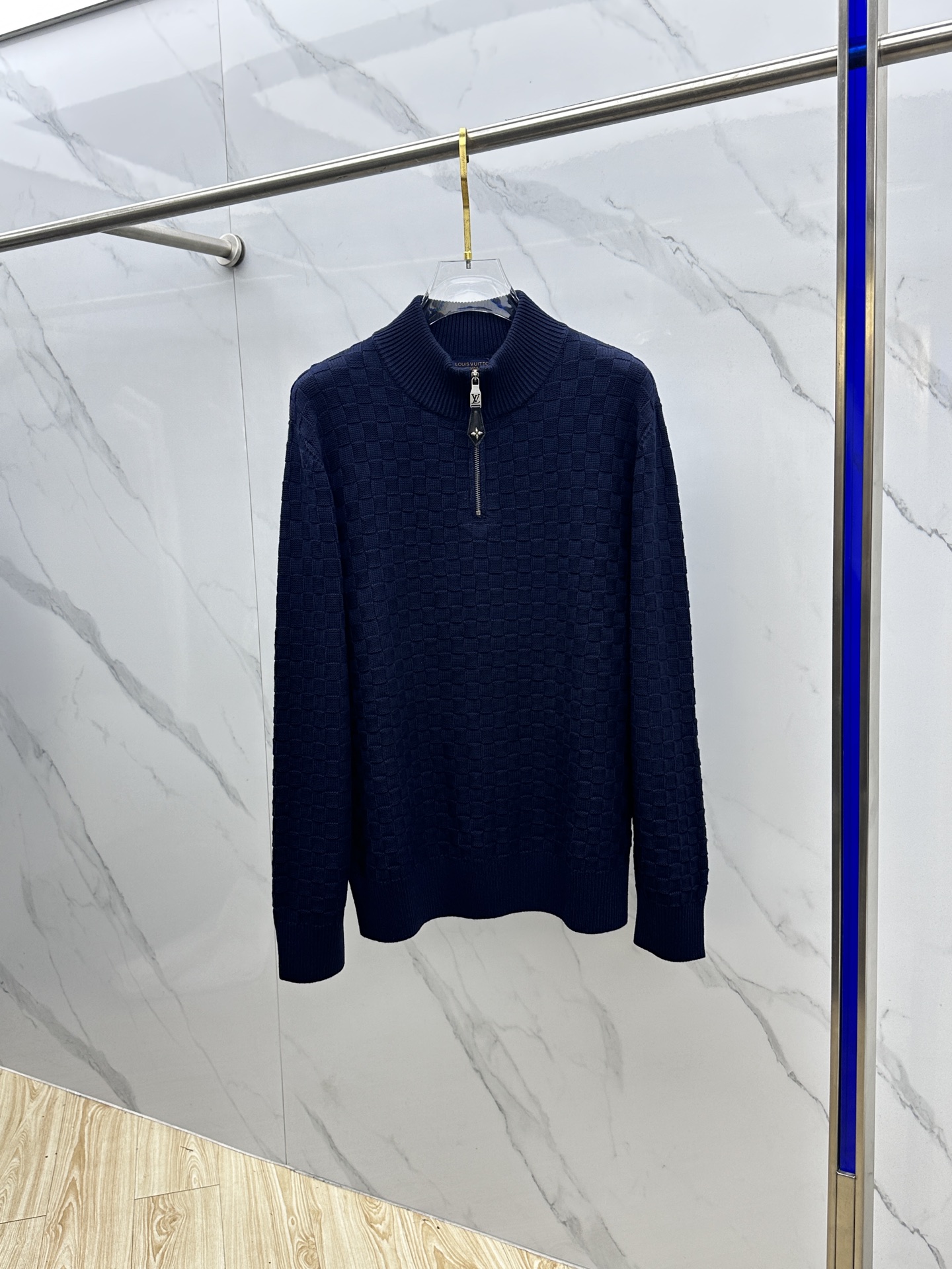 NO:654486,LouisVuitton Louis Vuitton 25FW Dark Pattern Checkerboard Half-Zip Knitted Pullover This half-zippered pullover is made of goat wool knitted blend, and uses casual and elegant touches to interpret the formal style. The full-frame Darnier plaid highlights the rich texture, and the Marque L.VuittonDsposee leather label lights up the rear, Monogram The floral leather zipper pull adds a touch of sophistication. It feels uneven and adds a bit of brand charm. It is not easy to fade when washed, and the quality is high. Sizes S-XL,, louis vuitton, louis vuitton, alexander wang19860909LouisVuitton 路易威登 25FW暗纹棋盘格半拉链针织套头衫 本款半拉链套头衫取材山羊羊毛针织混纺,以闲雅笔触演绎正装格调.全幅 Darnier格紋烘托丰盈肌理,Marque L.VuittonDsposee皮革标签点亮后部,Monogram 花卉皮革拉链头再添考究一笔.手感凹凸有致,更增添些许品牌韵味.水洗不易褪色,品质杠杠xh 尺码S-XL,,louis vuitton,louis vuitton,alexander wang,Men's clothing