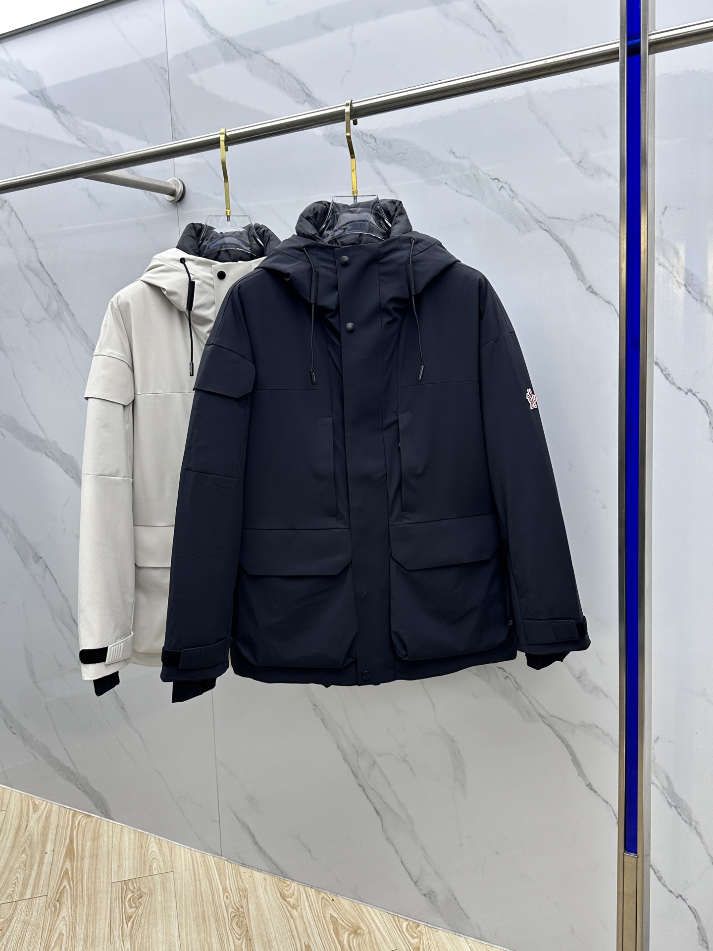 NO:647082,Moncler muzzle 2025ss new fashionable casual hooded down jacket for autumn and winter, winter ski wear. Classic logo down jacket on the chest, GORE-TEX waterproof fabric, 90# white goose down filling, every detail shows craftsmanship. Sufficient advanced structural tailoring design changes to show men's diverse image changes, slim and neat, tailored to meet the current popular multi-layered wear, hs life versatile style!  Size 48-56,,Moncler,jackets & coats,down jacket,hats,alexander wang19860909Moncler蒙口 2025ss秋冬新款时尚休闲连帽羽绒外套,冬季滑雪服.胸口经典logo爆款羽绒服,GORE-TEX防水面料,90#白鹅绒填充,处处细节显工艺足够的高级结构性剪裁的设计改变来展现男士多样的形象变化,修身利落、剪裁合体,满足时下正流行的多层次穿搭,hs生活百搭款式！ 码数48-56,,Moncler,jackets & coats,down jacket,hats,alexander wang,Men's clothing