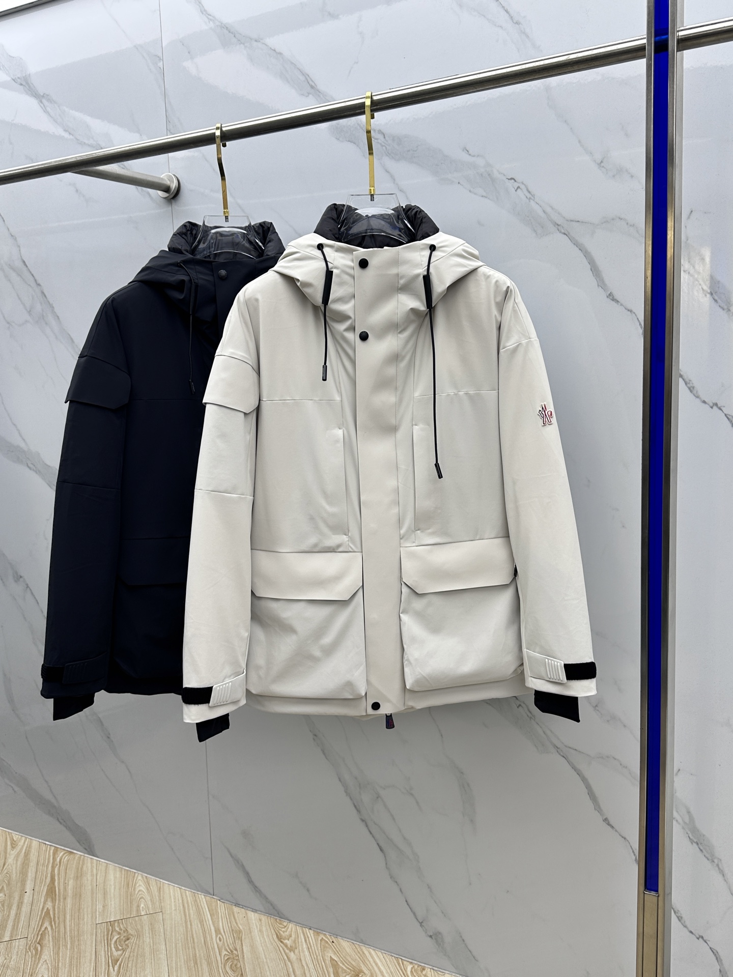 NO:647086,Moncler muzzle 2025ss new fashionable casual hooded down jacket for autumn and winter, winter ski wear. Classic logo down jacket on the chest, GORE-TEX waterproof fabric, 90# white goose down filling, every detail shows craftsmanship. Sufficient advanced structural tailoring design changes to show men's diverse image changes, slim and neat, tailored to meet the current popular multi-layered wear, hs life versatile style!  Size 48-56,,Moncler,jackets & coats,down jacket,hats,alexander wang19860909Moncler蒙口 2025ss秋冬新款时尚休闲连帽羽绒外套,冬季滑雪服.胸口经典logo爆款羽绒服,GORE-TEX防水面料,90#白鹅绒填充,处处细节显工艺足够的高级结构性剪裁的设计改变来展现男士多样的形象变化,修身利落、剪裁合体,满足时下正流行的多层次穿搭,hs生活百搭款式！ 码数48-56,,Moncler,jackets & coats,down jacket,hats,alexander wang,Men's clothing