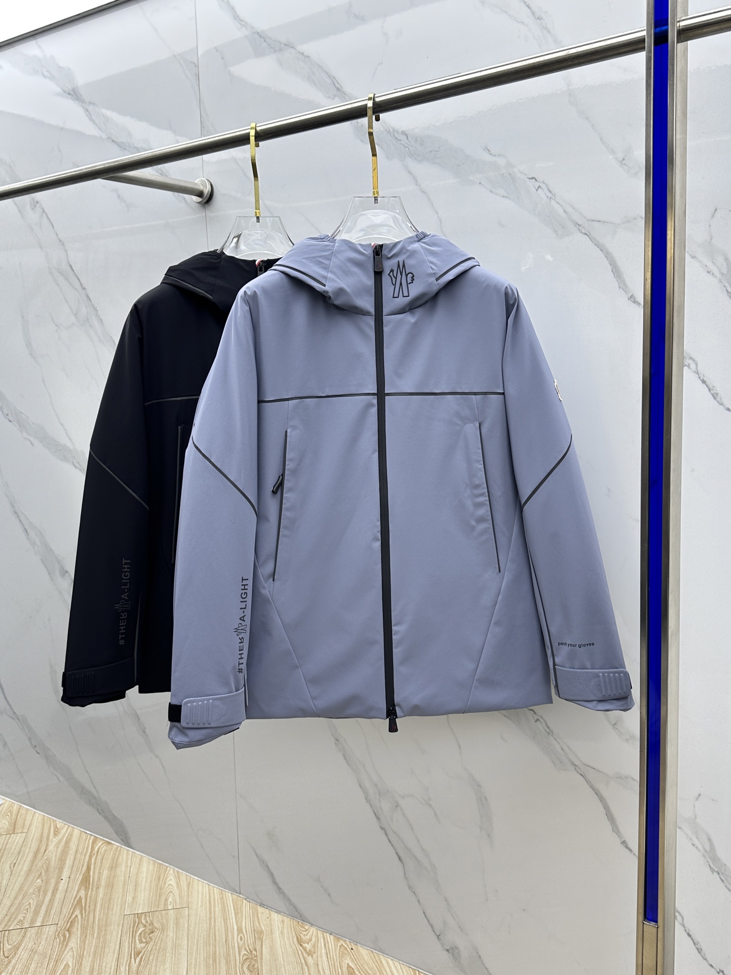 NO:647090,Moncler 2025ss autumn and winter new fashion casual hooded down jacket, classic logo popular down jacket, GORE-TEX waterproof fabric, 90# white goose down filling, every detail shows craftsmanship, enough advanced structural tailoring design changes to show men's diverse image changes, slim fit, tailoring, to meet the current popular multi-layered outfits, hs life versatile style!  Size 48-56,,Moncler,jackets & coats,down jacket,hats,alexander wang19860909Moncler蒙口 2025ss秋冬新款时尚休闲连帽羽绒外套,经典logo爆款羽绒服,GORE-TEX防水面料,90#白鹅绒填充,处处细节显工艺足够的高级结构性剪裁的设计改变来展现男士多样的形象变化,修身利落、剪裁合体,满足时下正流行的多层次穿搭,hs生活百搭款式！ 码数48-56,,Moncler,jackets & coats,down jacket,hats,alexander wang,Men's clothing