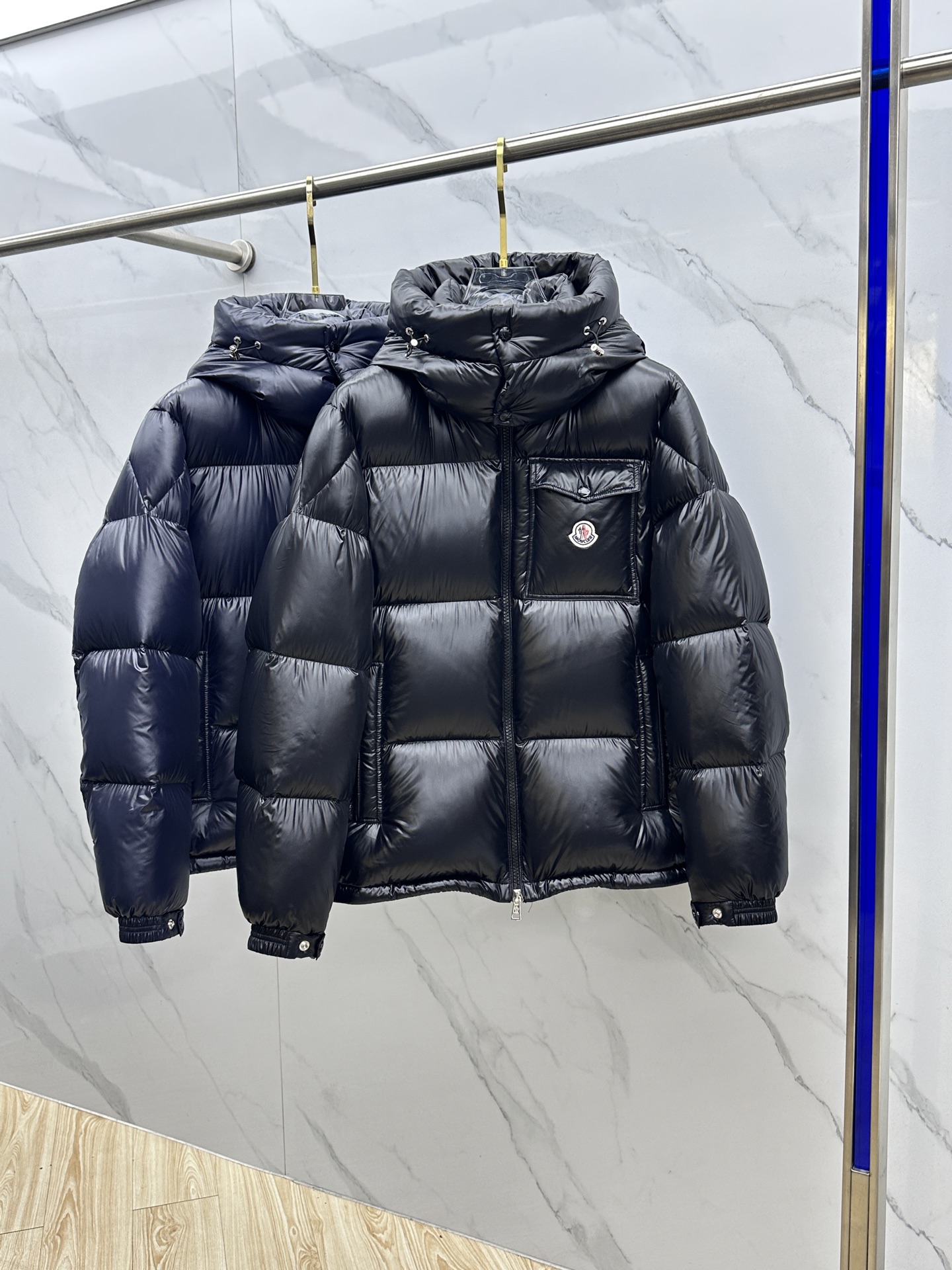 NO:647091,The top version of Moncler's 2025ss autumn and winter new fashion casual hooded down jacket, (hood is detachable) classic logo popular down jacket, 90# white goose down filling, light, full and fluffy. Every detail shows craftsmanship and enough advanced structural tailoring design changes to show men's diverse image changes. It is slim and neat, and tailored to meet the current popular multi-layered outfits. hs versatile style for life!  One piece can last through the winter. (There are many versions on the market, be careful to distinguish them, don’t be stubborn) Size 48-56, Moncler, jackets & coats, down jacket, hats, alexander wang19860909顶级版本Moncler蒙口 2025ss秋冬新款时尚休闲连帽羽绒外套,（帽子可拆）经典logo爆款羽绒服,90#白鹅绒填充,轻盈饱满蓬松.处处细节显工艺足够的高级结构性剪裁的设计改变来展现男士多样的形象变化,修身利落、剪裁合体,满足时下正流行的多层次穿搭,hs生活百搭款式！一件可过冬.（市场多版本,注意区分,别犟） 码数48-56,,Moncler,jackets & coats,down jacket,hats,alexander wang,Men's clothing