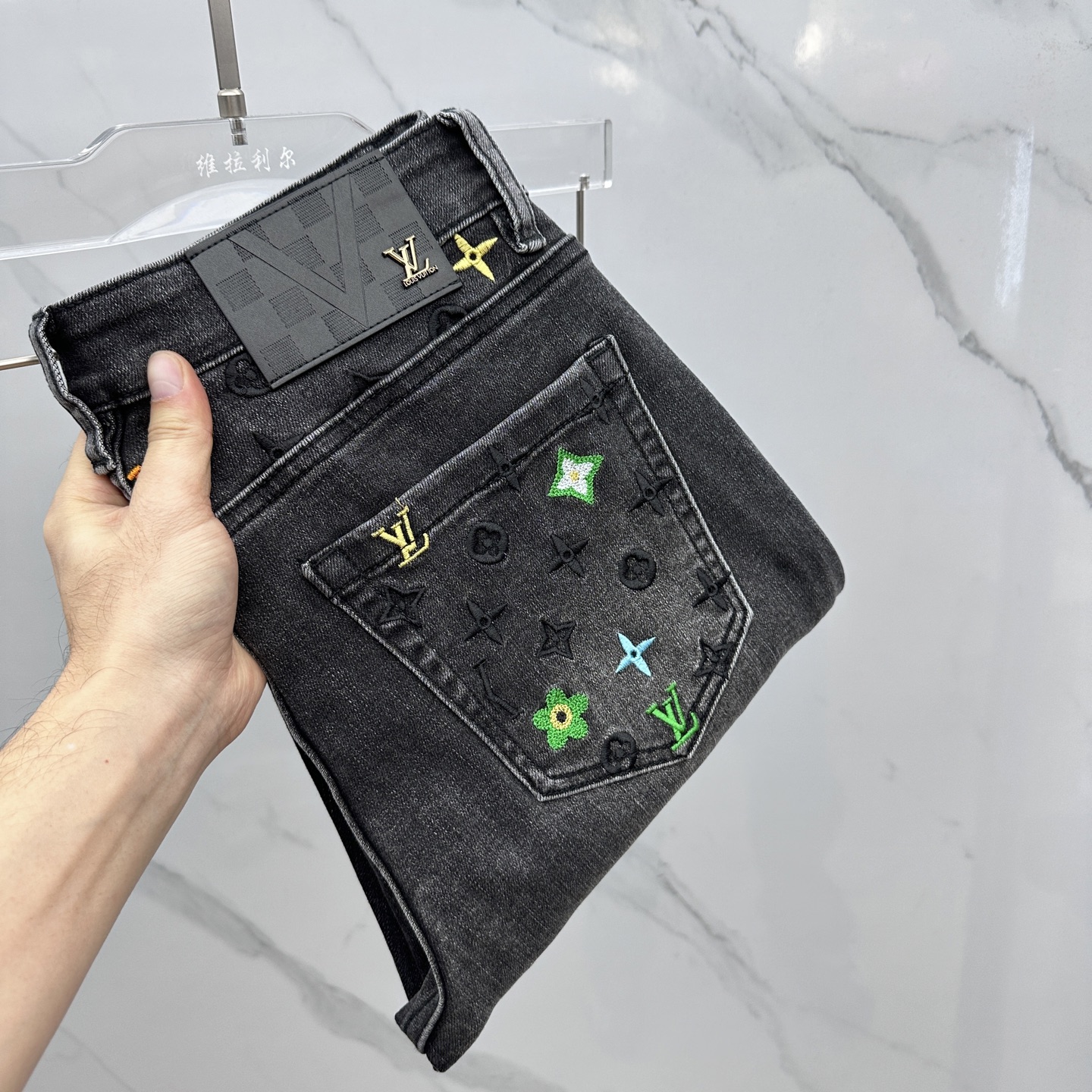 NO:646608,LV Louis Vuitton's high-end customization, the latest jeans for autumn and winter, are available simultaneously at the counter. Original custom-made replicas. Customer-supplied hardware accessories. Original quality. Imported solid-color denim fabrics. Heavy washing. Fine workmanship. Excellent upper body!  Preferred single product AL original product code number 29-38 no 37,,louis vuitton,louis vuitton,jeans,alexander wang19860909LV路易威登 高端定制、秋冬最新款牛仔裤 柜台同步发售 原版定制复刻 客供五金辅料 原单品质 进口固色牛仔面料 重工洗水 做工走线精细 上身绝佳！优选单品 AL原单出品 码数29-38无37,,louis vuitton,louis vuitton,jeans,alexander wang,Men's clothing