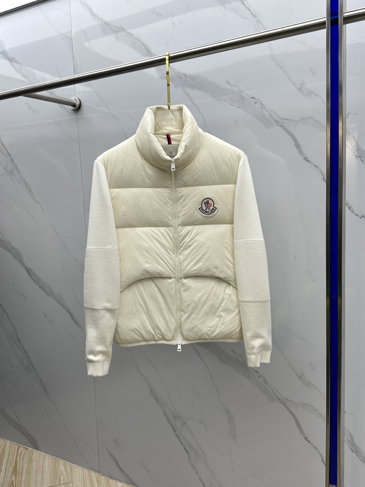 NO:646614,Moncler muzzle autumn and winter new stand collar down jacket, knitted splicing. Original customized hardware accessories are all imported and original customization. Welcome to compare. Absolutely high quality. Made of top 90 white duck down. Super soft. Filled with fluffy and full feathers. Super heavy fabrics with perfect workmanship. Pay attention to the fabrics are super comfortable. Exclusive model. Non-market goods. Same style for men and women. AL size 48-56, Moncler, down jacket, alexander wang19860909Moncler蒙口 秋冬新款立领羽绒服,针织拼接 原版订制五金配件全进口原版定制 欢迎对比 绝对的高品质 采用顶级90白鸭绒 超柔软 充羽量蓬松饱满 超级重面料做工杠杠的版型完美 注意面料超舒服 独家款 非市场货 男女同款AL 尺码48-56,,Moncler,down jacket,alexander wang,Men's clothing