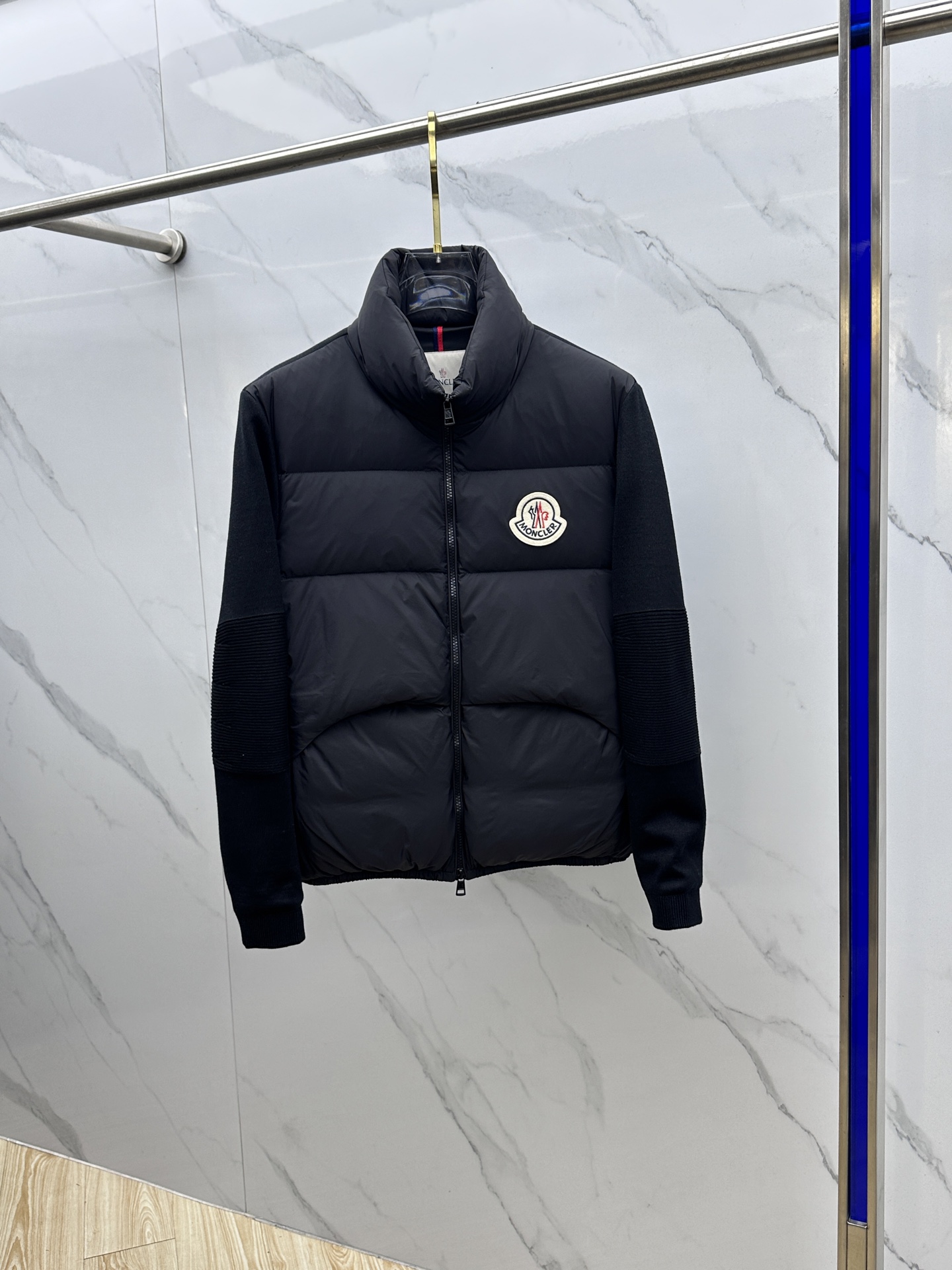 NO:661223,Moncler muzzle 2025 autumn and winter new stand collar down jacket, knitted splicing. Original customized hardware accessories are all imported and original customization. Welcome to compare. Absolutely high quality. Use top 90 white duck down. Super soft. Filled with fluffy and full feathers. Super heavy fabrics with perfect workmanship. Pay attention to the fabric is super comfortable. Exclusive model. Non-market product. Same style for men and women. AL size 48-56, Moncler, down jacket,  19860909Moncler蒙口 2025秋冬新款立领羽绒服,针织拼接 原版订制五金配件全进口原版定制 欢迎对比 绝对的高品质 采用顶级90白鸭绒 超柔软 充羽量蓬松饱满 超级重面料做工杠杠的版型完美 注意面料超舒服 独家款 非市场货 男女同款AL 尺码48-56,,Moncler,down jacket, ,Men's clothing