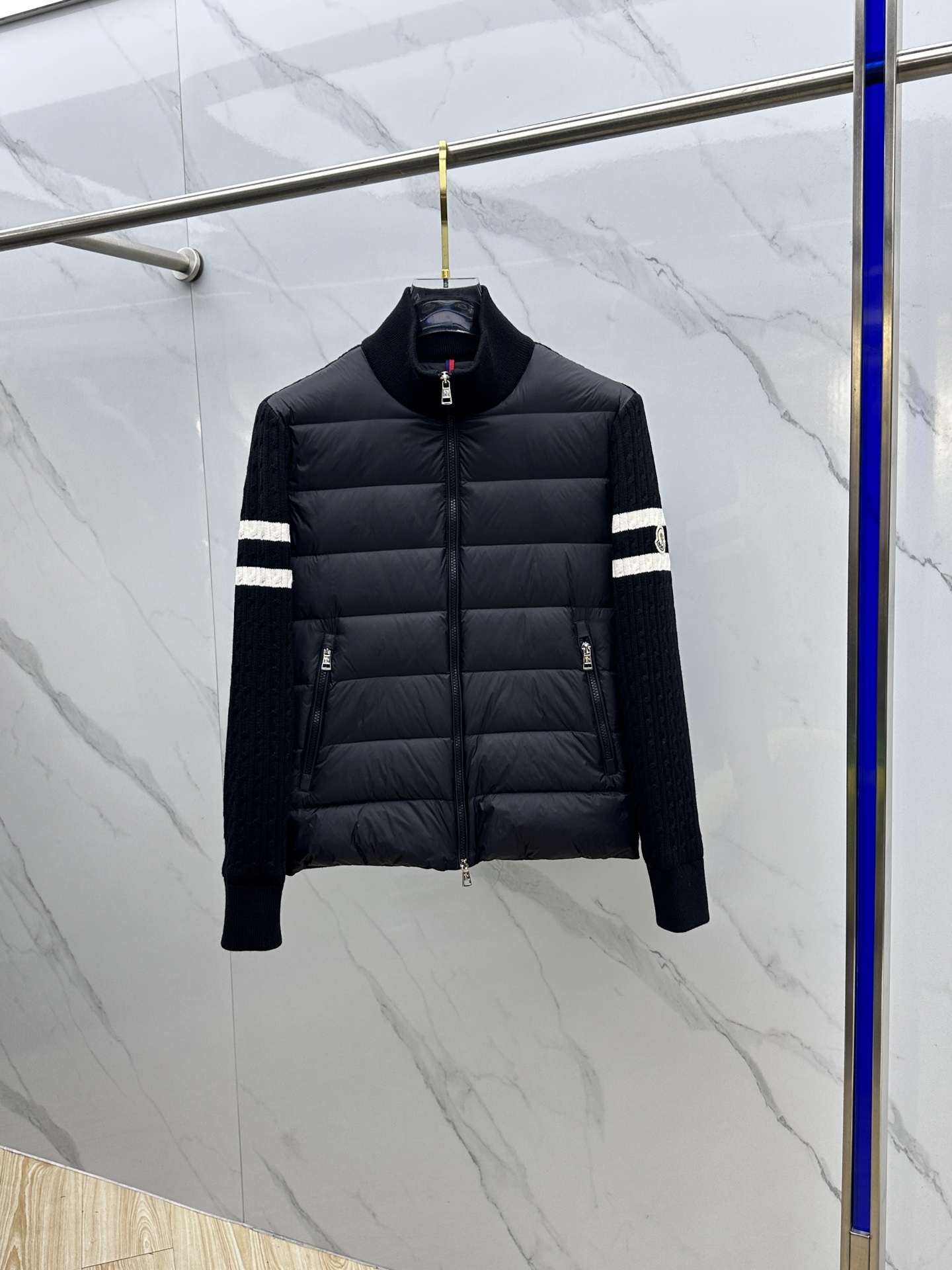 NO:646618,Moncler muzzle autumn and winter new stand-up collar down jacket, knitted splicing, arm badges, original customized hardware accessories, all imported and original customization, welcome to compare, absolutely high quality, using top-grade 90 white duck down, super soft, full of fluffy feathers, super heavy fabric workmanship, perfect version, pay attention to the fabric is super comfortable, exclusive model, non-market goods, same style for men and women, AL size 48-56,, Moncler, down jacket, alexander wang19860909Moncler蒙口 秋冬新款立领羽绒服,针织拼接 手臂徽章 原版订制五金配件全进口原版定制 欢迎对比 绝对的高品质 采用顶级90白鸭绒 超柔软 充羽量蓬松饱满 超级重面料做工杠杠的版型完美 注意面料超舒服 独家款 非市场货 男女同款AL 尺码48-56,,Moncler,down jacket,alexander wang,Men's clothing