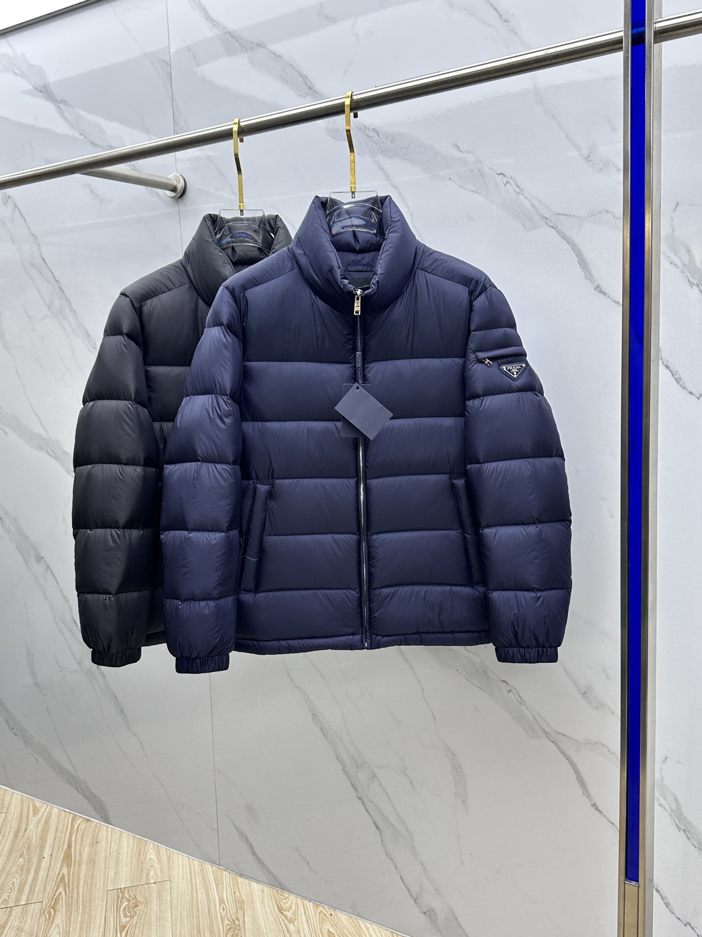 NO:681804,Prada 2025 autumn and winter new stand-up collar down jacket, arm zipper triangle logo. Original custom-made hardware accessories are all imported and original customization. Welcome to compare. Absolutely high quality. Use top 90 white duck down. Super soft. Filled with fluffy and full feathers. Super heavy fabric workmanship. Perfect version. Pay attention to the fabric is super comfortable. Exclusive model. Not available in the market. Same style for men and women. AL size 48-56,, prada, prada, down jacket,19860909Prada普拉达 2025秋冬新款立领羽绒服,手臂拉链三角标 原版订制五金配件全进口原版定制 欢迎对比 绝对的高品质 采用顶级90白鸭绒 超柔软 充羽量蓬松饱满 超级重面料做工杠杠的版型完美 注意面料超舒服 独家款 非市场货 男女同款AL 尺码48-56,,prada,prada,down jacket,,Men's clothing