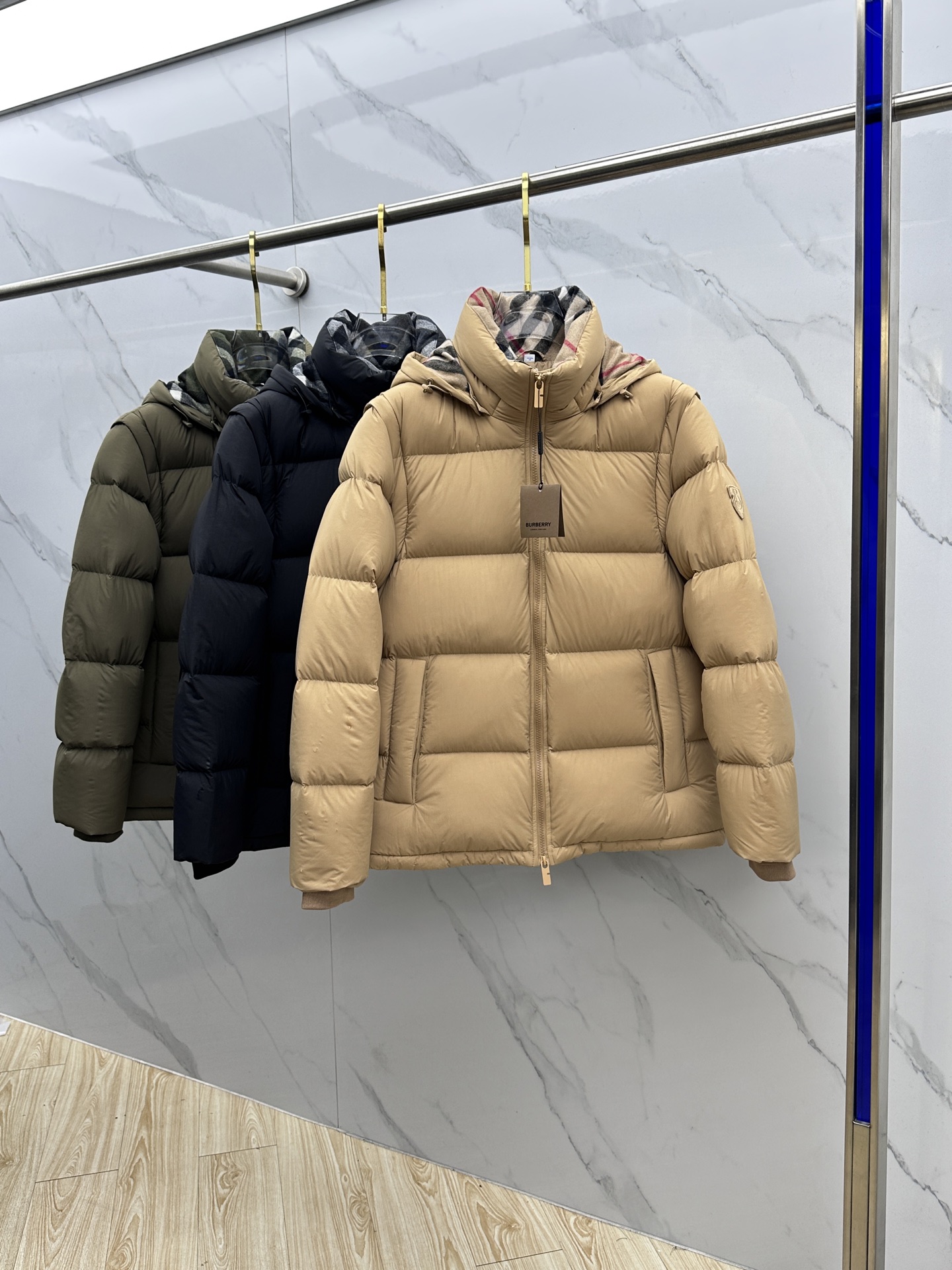 NO:646628,Burberry Autumn and winter new hooded down jacket (hat is detachable, sleeves are detachable), original customized hardware accessories are all imported and original customization. Welcome to compare. Absolutely high quality. Made of top 90 white duck down. Super soft. Filled with fluffy and full feathers. Super heavy fabric workmanship. Perfect fit. Pay attention to the fabric. Super comfortable. Exclusive model. Non-market product. Same style for men and women. AL size 48-56,,burberry,burberry,down jacket,hats,alexander wang19860909Burberry巴宝莉 秋冬新款连帽羽绒服（帽子可拆,袖子可拆）,原版订制五金配件全进口原版定制 欢迎对比 绝对的高品质 采用顶级90白鸭绒 超柔软 充羽量蓬松饱满 超级重面料做工杠杠的版型完美 注意面料超舒服 独家款 非市场货 男女同款AL 尺码48-56,,burberry,burberry,down jacket,hats,alexander wang,Men's clothing