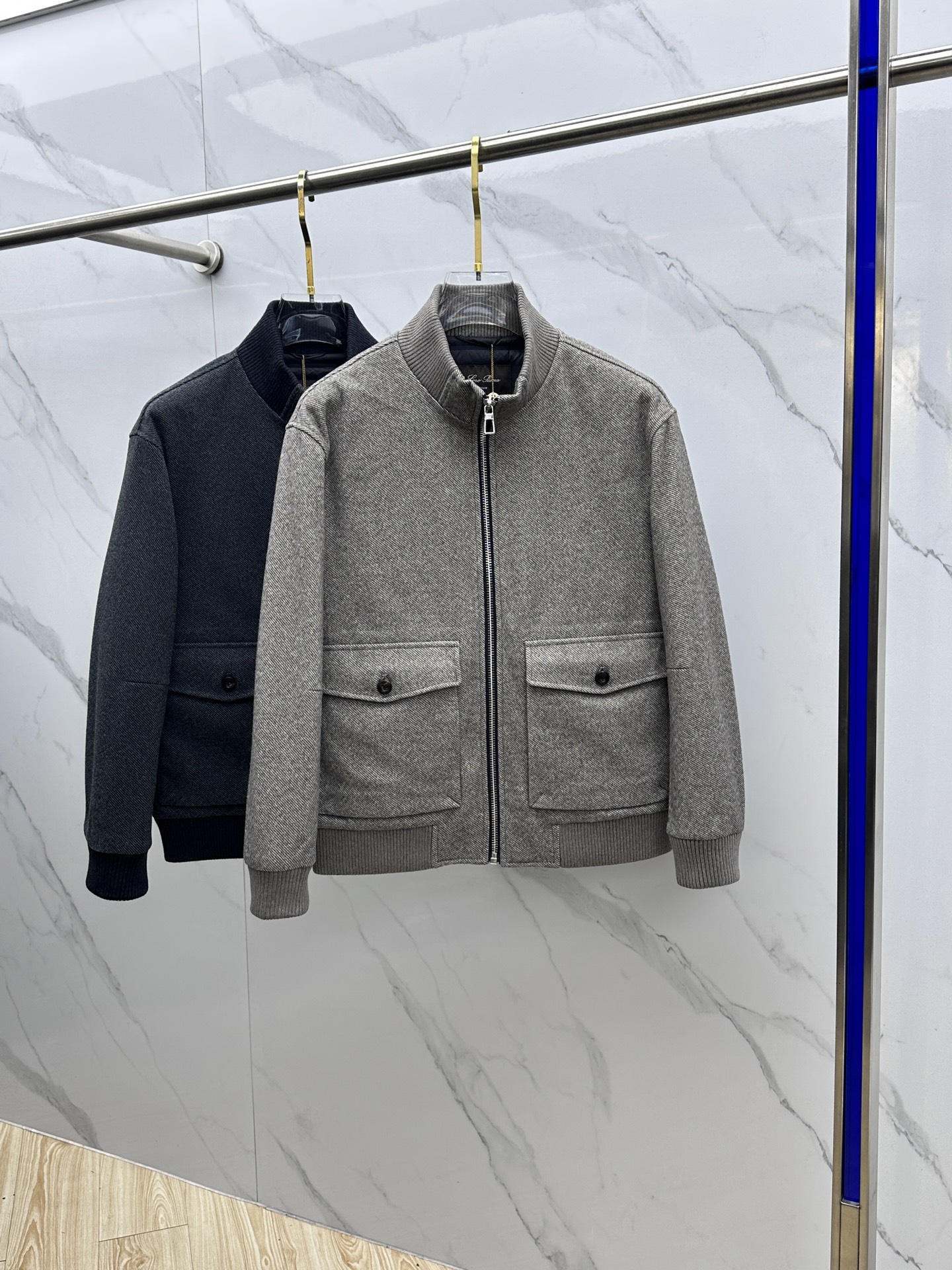 NO:646633,Loro Piana ss autumn and winter new release LP stand collar old money style jacket down jacket, men's classic business casual style, national standard 90 white duck down, old money style channel goods, exquisite craftsmanship, low-key luxury, knitted collar, details highlight the fashion aesthetics of the LP family. Minimalist sense of high-end, easy to control various business and leisure occasions. Wearing it makes you feel comfortable and slim, lazy and casual, combined with clean and simple colors, it is particularly attractive and versatile. Three labels are complete AL  Size M-3XL,,loro piana,loro piana,jackets & coats,down jacket,alexander wang19860909Loro Piana ss秋冬新款发布 LP立领老钱风外套羽绒服,男士经典商务休闲款,国标90白鸭绒,老钱风渠道货,工艺考究,低调奢华,针织领,细节彰显LP家族的时尚美学.极简的高级感,轻松驾驭各种商务休闲场合.穿上就是舒适自在又显瘦的存在,慵懒而随性,结合干净简单的色系就特别耐看百搭.三标齐全AL 尺码M-3XL,,loro piana,loro piana,jackets & coats,down jacket,alexander wang,Men's clothing