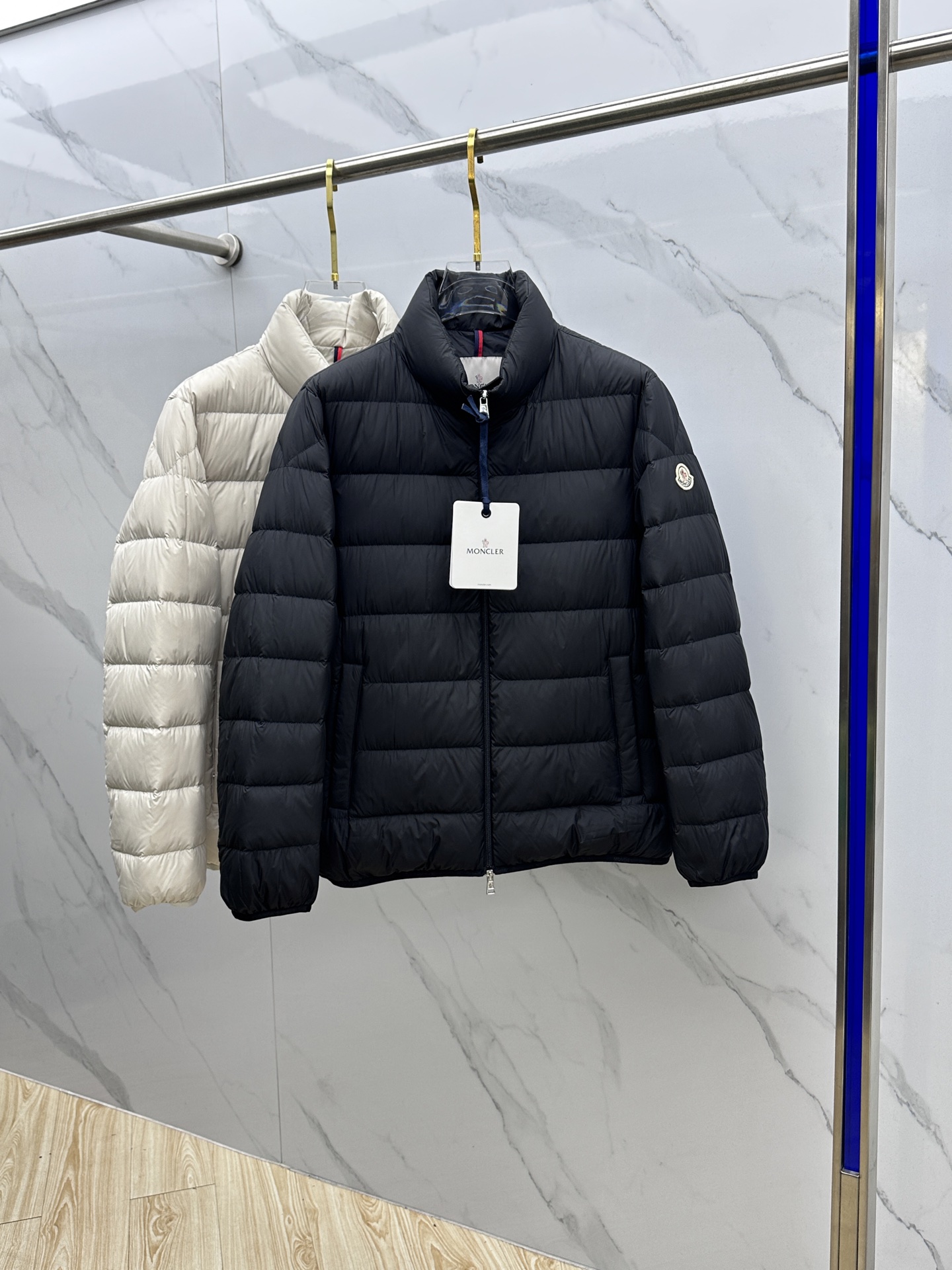 NO:681797,Moncler 2025 latest fashion down jacket stand collar down jacket, top hot winter down jacket, classic logo hot light warm down jacket, 90# white goose down filling, every detail shows craftsmanship, enough advanced structural tailoring design changes to show men's diverse image changes, slim fit, tailoring, to meet the current popular multi-layered wear, versatile style in life!  AL size M-3XL,,Moncler,jackets & coats,down jacket,19860909Moncler蒙口 2025最新款时尚羽绒外套立领羽绒服,冬季顶级爆款羽绒服,经典logo爆款轻薄保暖羽绒服,90#白鹅绒填充,处处细节显工艺足够的高级结构性剪裁的设计改变来展现男士多样的形象变化,修身利落、剪裁合体,满足时下正流行的多层次穿搭,生活百搭款式！AL 码数M-3XL,,Moncler,jackets & coats,down jacket,,Men's clothing