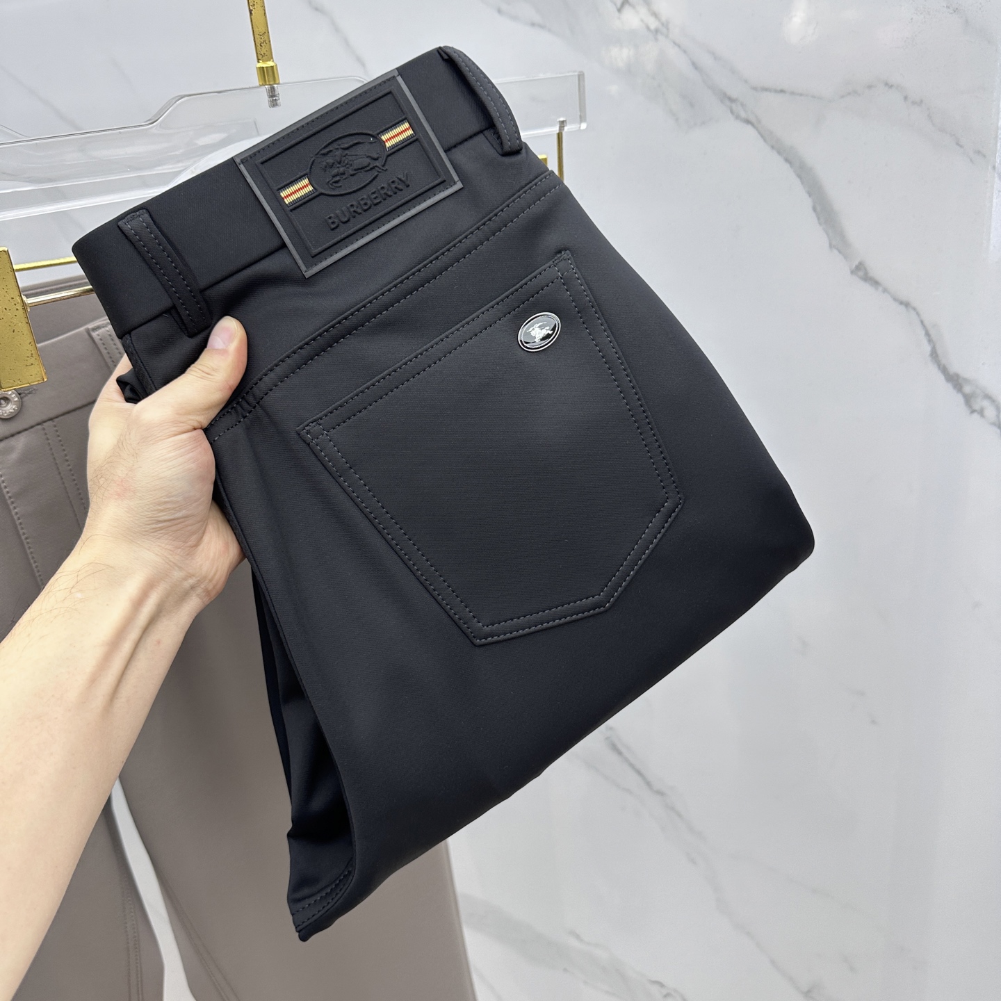 NO:691647,Burberry's high-end customization, 2025 autumn and winter latest casual pants five-pocket pants, available at the counter simultaneously, original customized replicas, customer-supplied hardware accessories, original quality, imported fabrics with slight elasticity, firm and silky trousers, first-class texture and feel, fine workmanship and excellent upper body!  Preferred single product A11 original single product code number 30-38 no 35.37,,burberry,burberry,19860909Burberry巴宝莉 高端定制、2025秋冬最新款休闲裤五袋裤 柜台同步发售 原版定制复刻 客供五金辅料 原单品质 进口面料微弹力 裤身坚挺丝滑 质感手感一流 做工走线精细 上身绝佳！优选单品 A11原单出品 码数30-38无35.37,,burberry,burberry,,Men's clothing