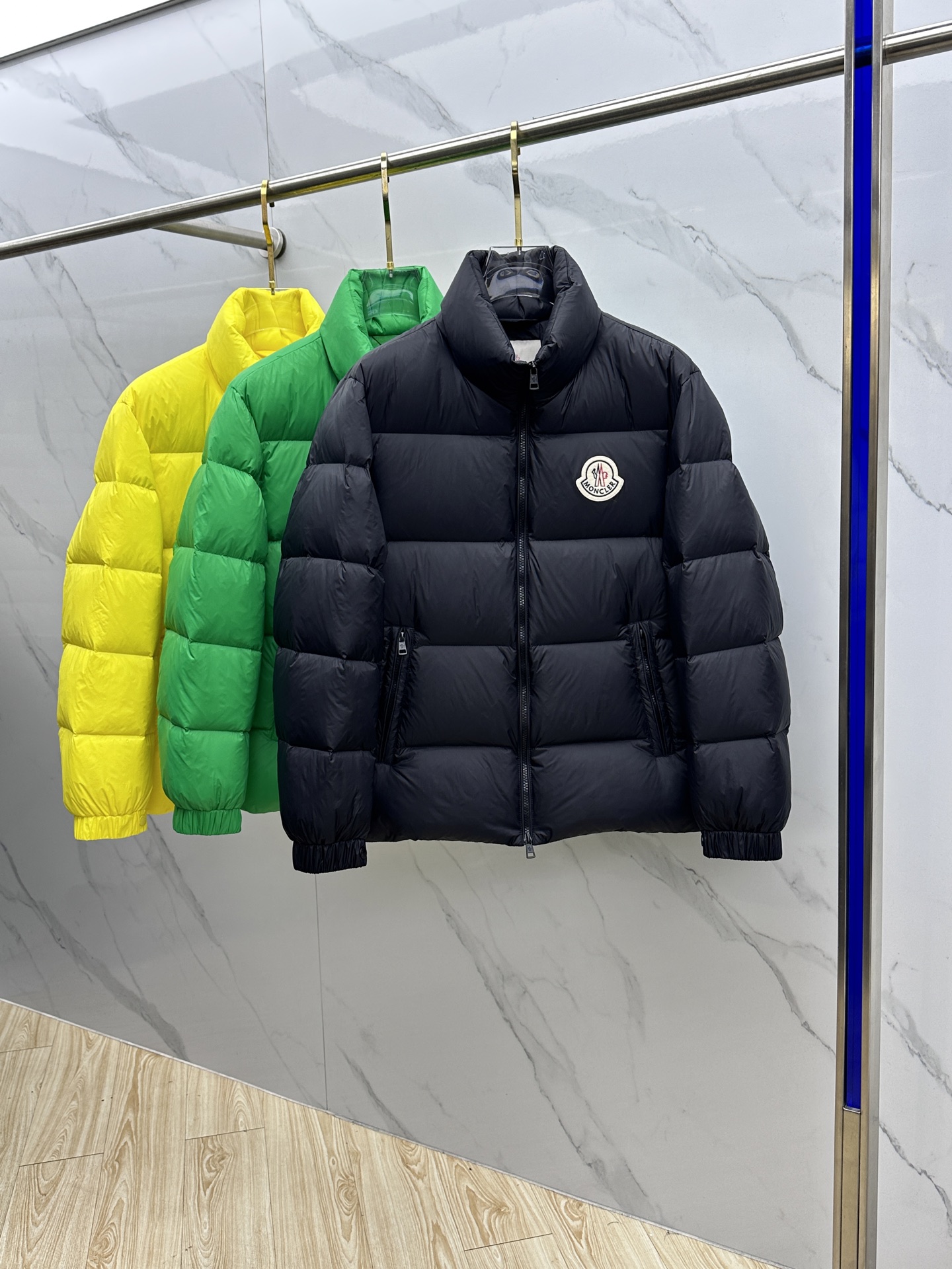 NO:683303,Moncler muzzle 2025ss new fashion casual stand collar down jacket for autumn and winter, popular down jacket with classic logo on the chest, 90# white goose down filling, every detail shows craftsmanship, enough advanced structural tailoring design changes to show men's diverse image changes, slim and neat, tailoring, to meet the current popular multi-layered outfits, AL life versatile style!  Size 1.2.3.4.5,,Moncler,jackets & coats,down jacket,19860909Moncler蒙口 2025ss秋冬新款时尚休闲立领羽绒外套,胸口经典logo爆款羽绒服,90#白鹅绒填充,处处细节显工艺足够的高级结构性剪裁的设计改变来展现男士多样的形象变化,修身利落、剪裁合体,满足时下正流行的多层次穿搭,AL生活百搭款式！ 码数1.2.3.4.5,,Moncler,jackets & coats,down jacket,,Men's clothing
