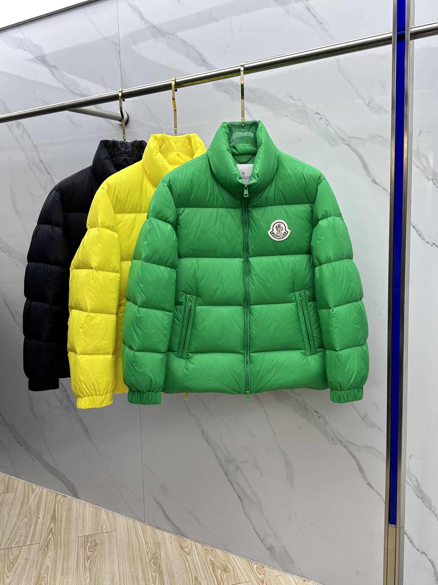 NO:712178,Moncler muzzle 2025ss new fashion casual stand collar down jacket for autumn and winter, popular down jacket with classic logo on the chest, 90# white goose down filling, every detail shows craftsmanship, enough advanced structural tailoring design changes to show men's diverse image changes, slim and neat, tailoring, to meet the current popular multi-layered outfits, AL life versatile style!  Size 1.2.3.4.5,,Moncler,jackets & coats,down jacket,19860909Moncler蒙口 2025ss秋冬新款时尚休闲立领羽绒外套,胸口经典logo爆款羽绒服,90#白鹅绒填充,处处细节显工艺足够的高级结构性剪裁的设计改变来展现男士多样的形象变化,修身利落、剪裁合体,满足时下正流行的多层次穿搭,AL生活百搭款式！ 码数1.2.3.4.5,,Moncler,jackets & coats,down jacket,,Men's clothing