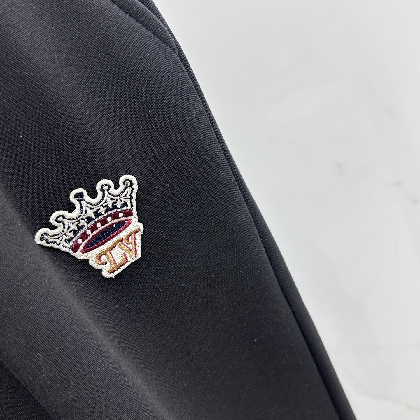 🆕LV路易威登 2025ss秋冬新款休闲裤加绒直筒休闲款 高端版本！定制面料 透气舒适度好，裤型坚挺，细