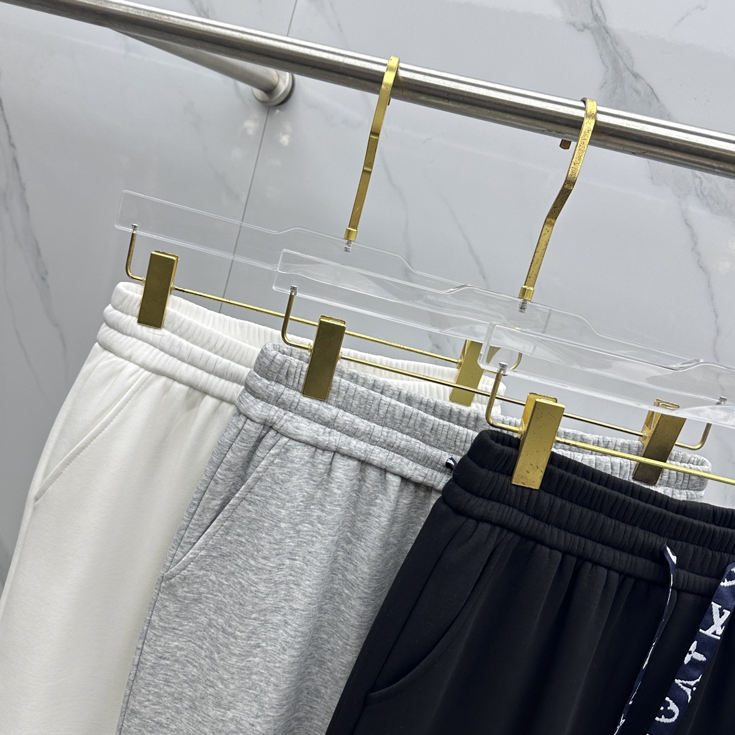 🆕LV路易威登 2025ss秋冬新款休闲裤加绒直筒休闲款 高端版本！定制面料 透气舒适度好，裤型坚挺，细