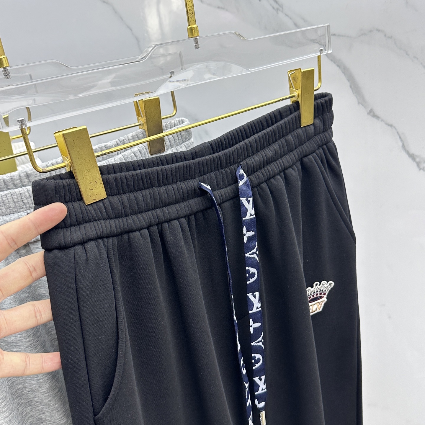 🆕LV路易威登 2025ss秋冬新款休闲裤加绒直筒休闲款 高端版本！定制面料 透气舒适度好，裤型坚挺，细