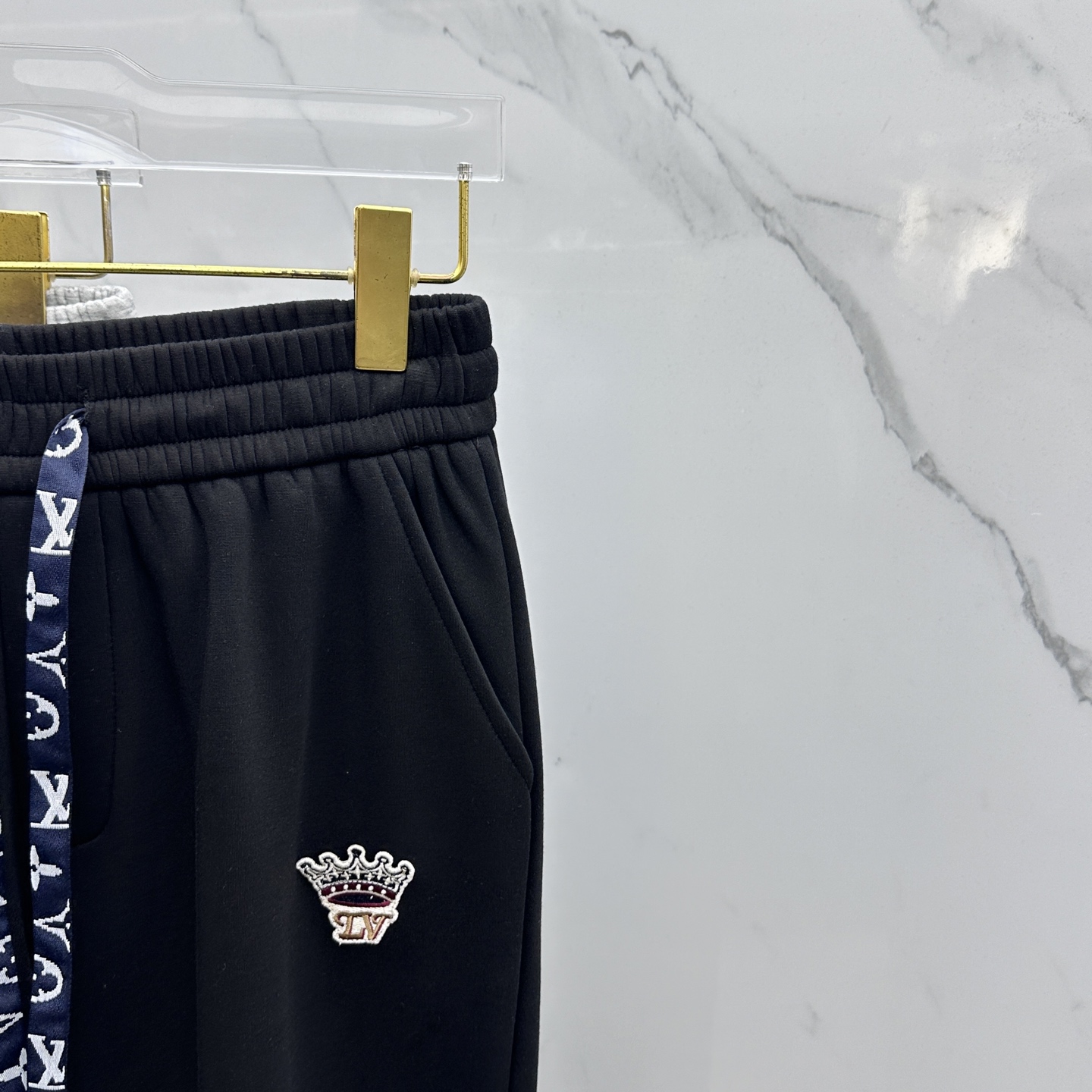 🆕LV路易威登 2025ss秋冬新款休闲裤加绒直筒休闲款 高端版本！定制面料 透气舒适度好，裤型坚挺，细