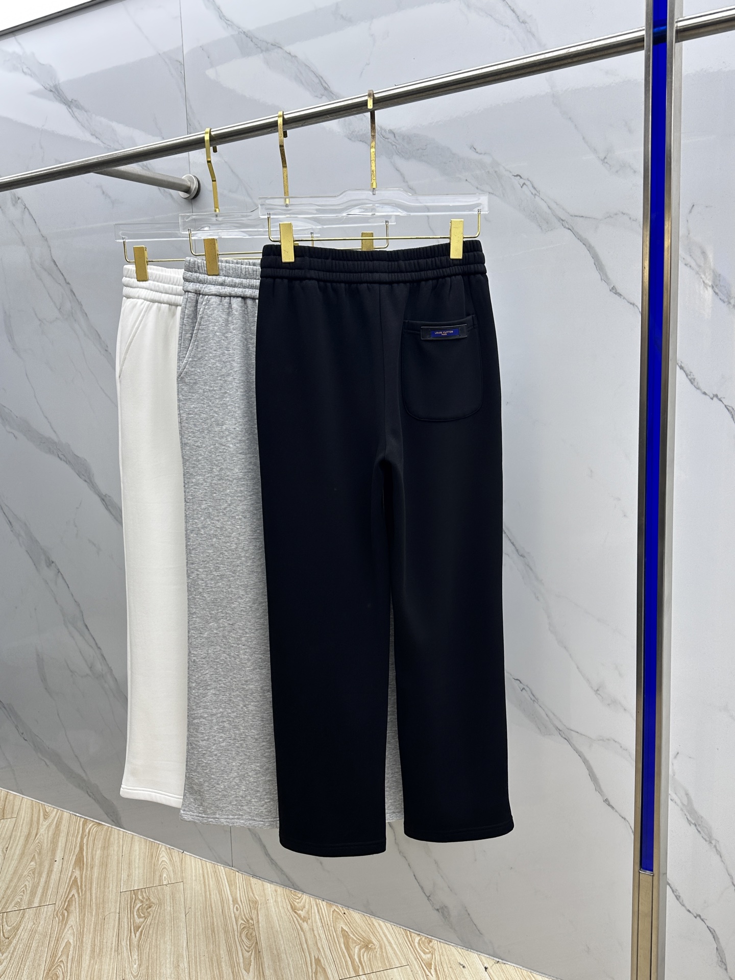🆕LV路易威登 2025ss秋冬新款休闲裤加绒直筒休闲款 高端版本！定制面料 透气舒适度好，裤型坚挺，细