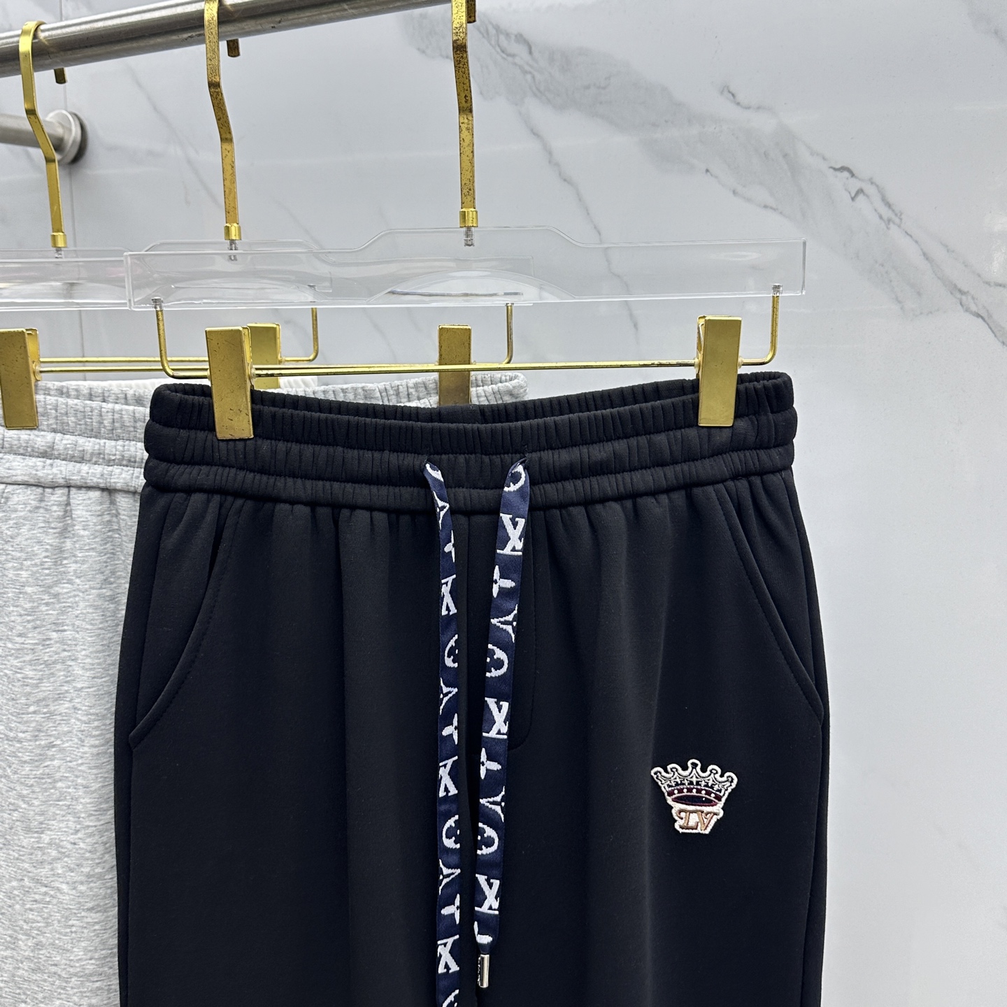 🆕LV路易威登 2025ss秋冬新款休闲裤加绒直筒休闲款 高端版本！定制面料 透气舒适度好，裤型坚挺，细