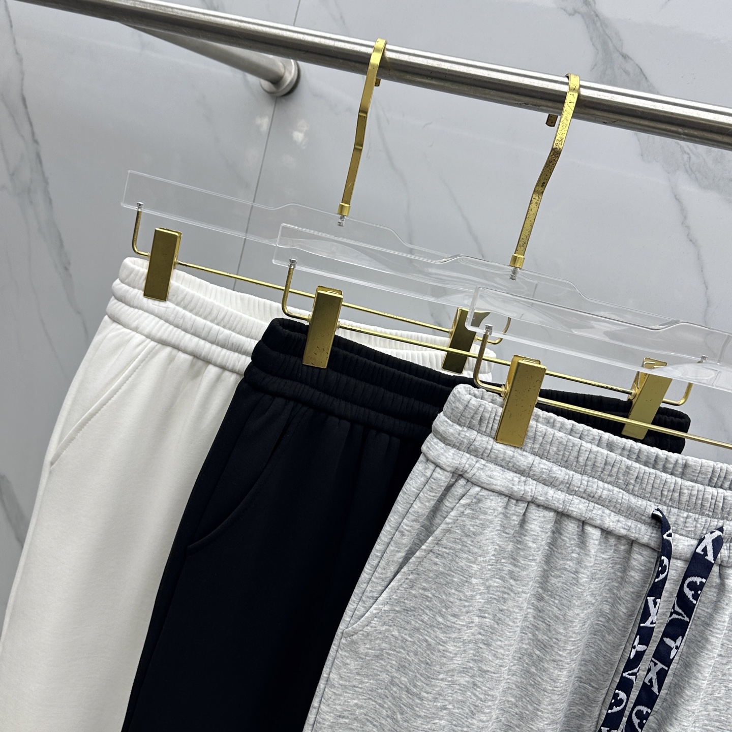 🆕LV路易威登 2025ss秋冬新款休闲裤加绒直筒休闲款 高端版本！定制面料 透气舒适度好，裤型坚挺，细