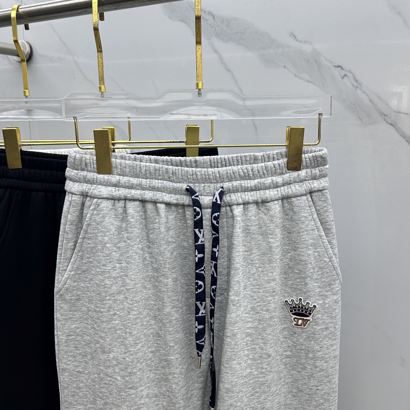 🆕LV路易威登 2025ss秋冬新款休闲裤加绒直筒休闲款 高端版本！定制面料 透气舒适度好，裤型坚挺，细