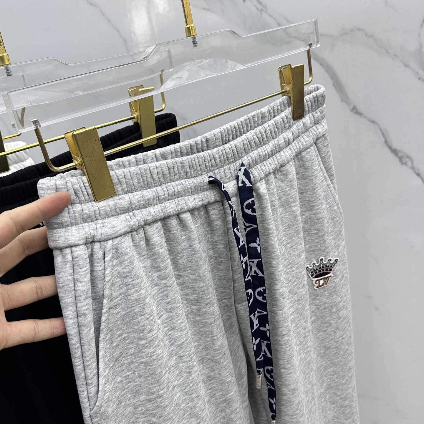 🆕LV路易威登 2025ss秋冬新款休闲裤加绒直筒休闲款 高端版本！定制面料 透气舒适度好，裤型坚挺，细