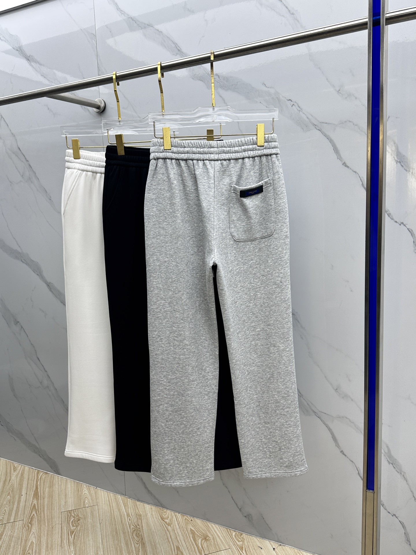 🆕LV路易威登 2025ss秋冬新款休闲裤加绒直筒休闲款 高端版本！定制面料 透气舒适度好，裤型坚挺，细