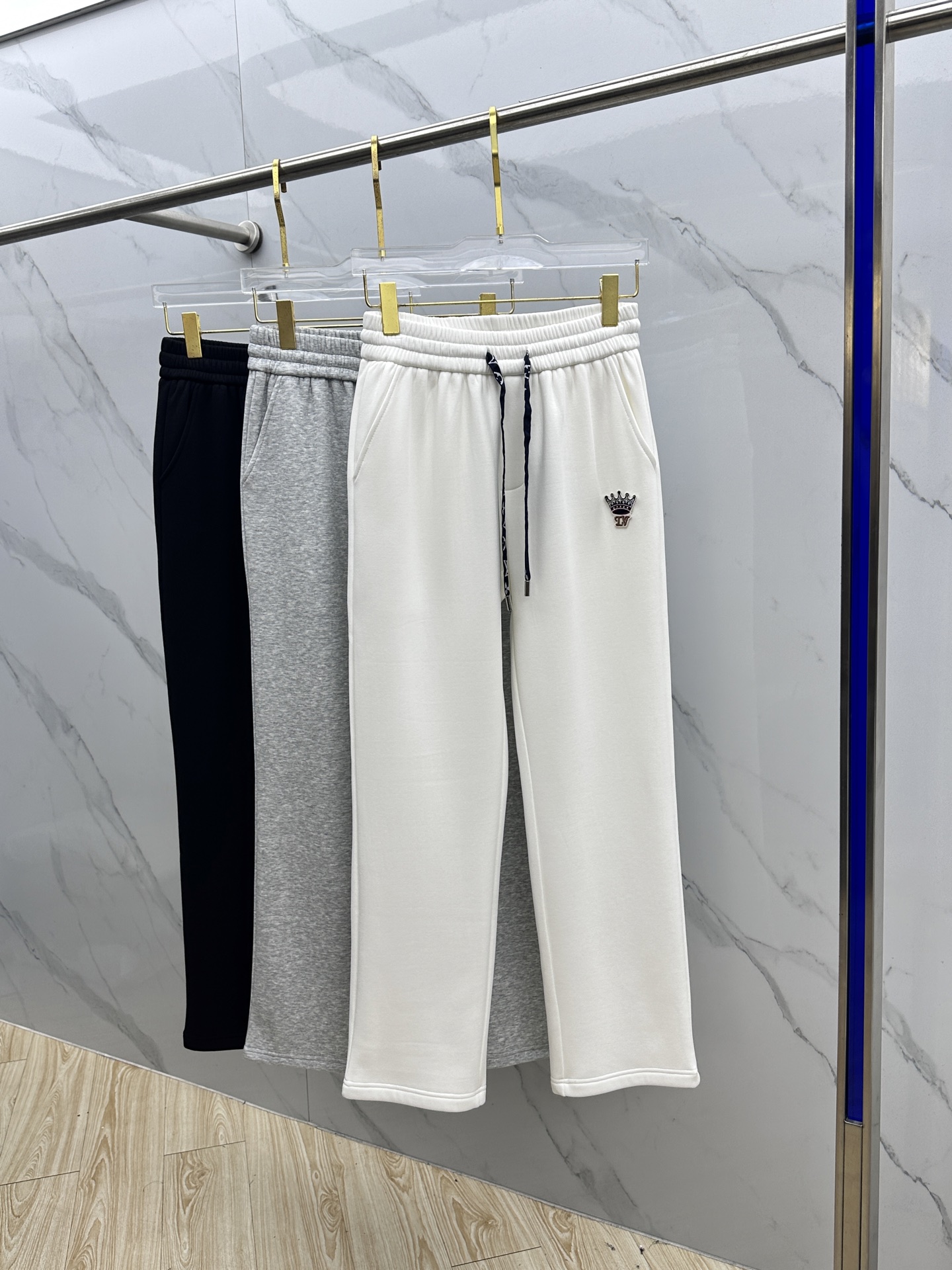 🆕LV路易威登 2025ss秋冬新款休闲裤加绒直筒休闲款 高端版本！定制面料 透气舒适度好，裤型坚挺，细