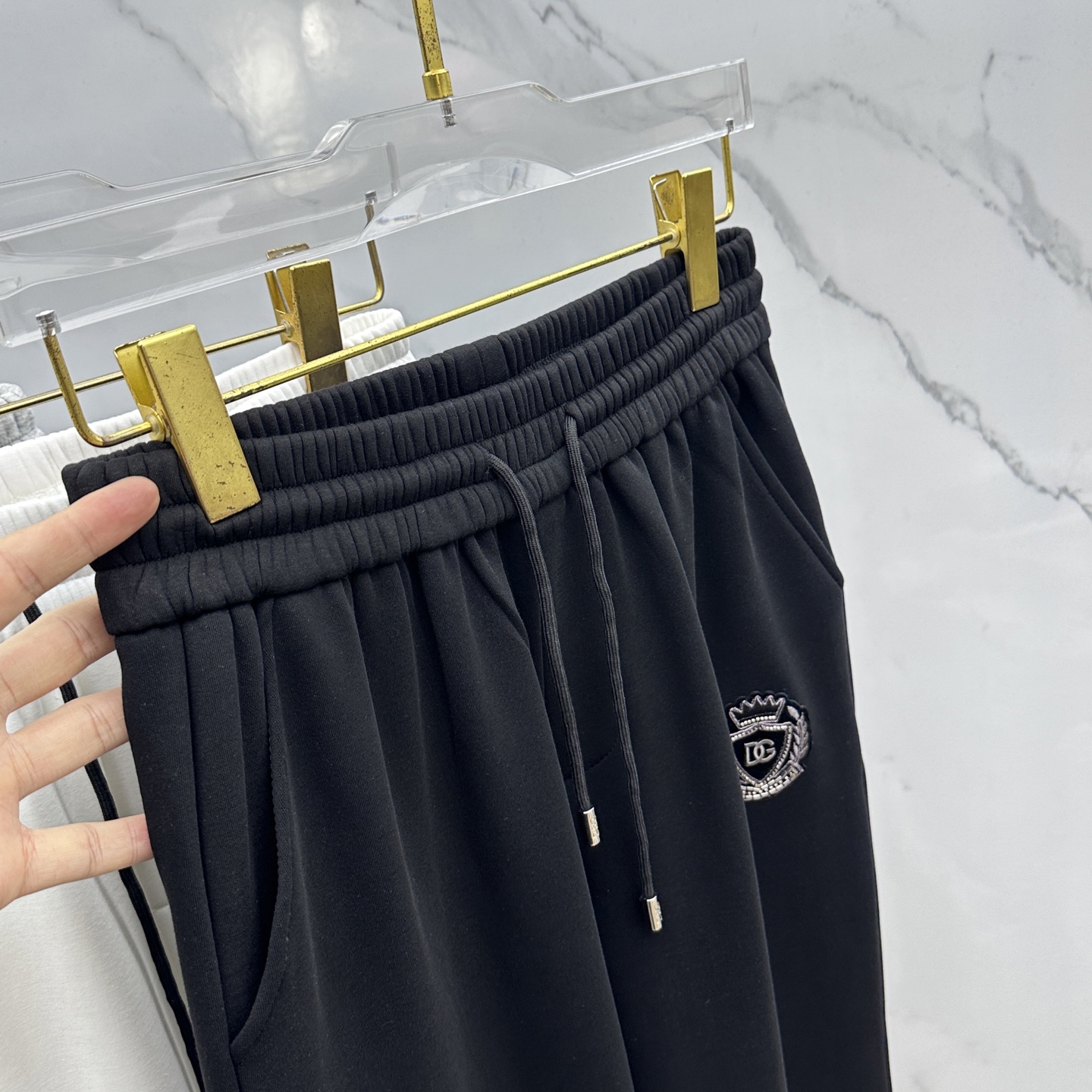 🆕DG杜嘉班纳 2025ss秋冬新款休闲裤加绒直筒休闲款 高端版本！定制面料 透气舒适度好，裤型坚挺，细