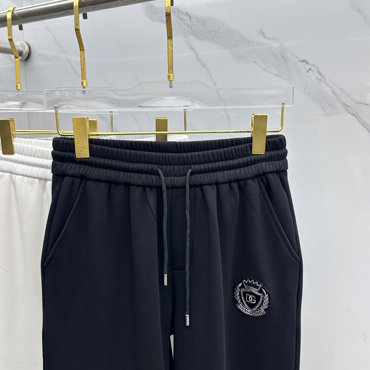 🆕DG杜嘉班纳 2025ss秋冬新款休闲裤加绒直筒休闲款 高端版本！定制面料 透气舒适度好，裤型坚挺，细