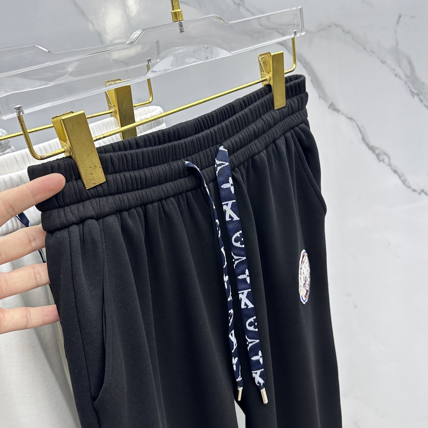 🆕LV路易威登 2025ss秋冬新款休闲裤加绒直筒休闲款 高端版本！定制面料 透气舒适度好，裤型坚挺，细