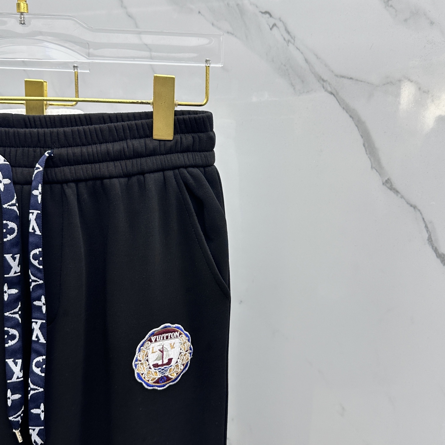 🆕LV路易威登 2025ss秋冬新款休闲裤加绒直筒休闲款 高端版本！定制面料 透气舒适度好，裤型坚挺，细