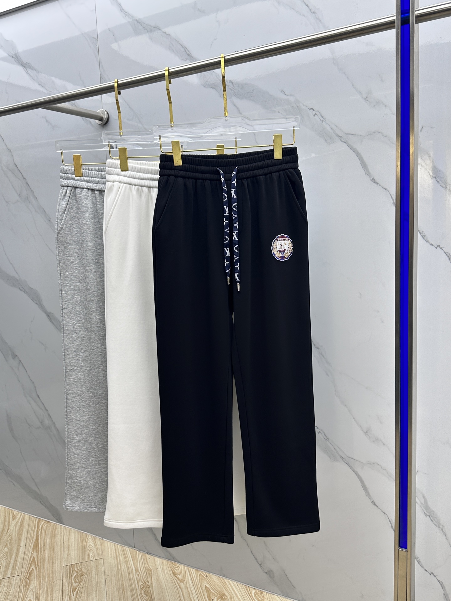 🆕LV路易威登 2025ss秋冬新款休闲裤加绒直筒休闲款 高端版本！定制面料 透气舒适度好，裤型坚挺，细