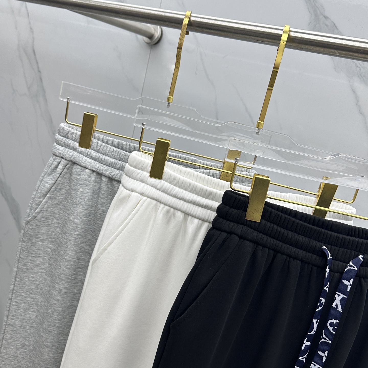 🆕LV路易威登 2025ss秋冬新款休闲裤加绒直筒休闲款 高端版本！定制面料 透气舒适度好，裤型坚挺，细