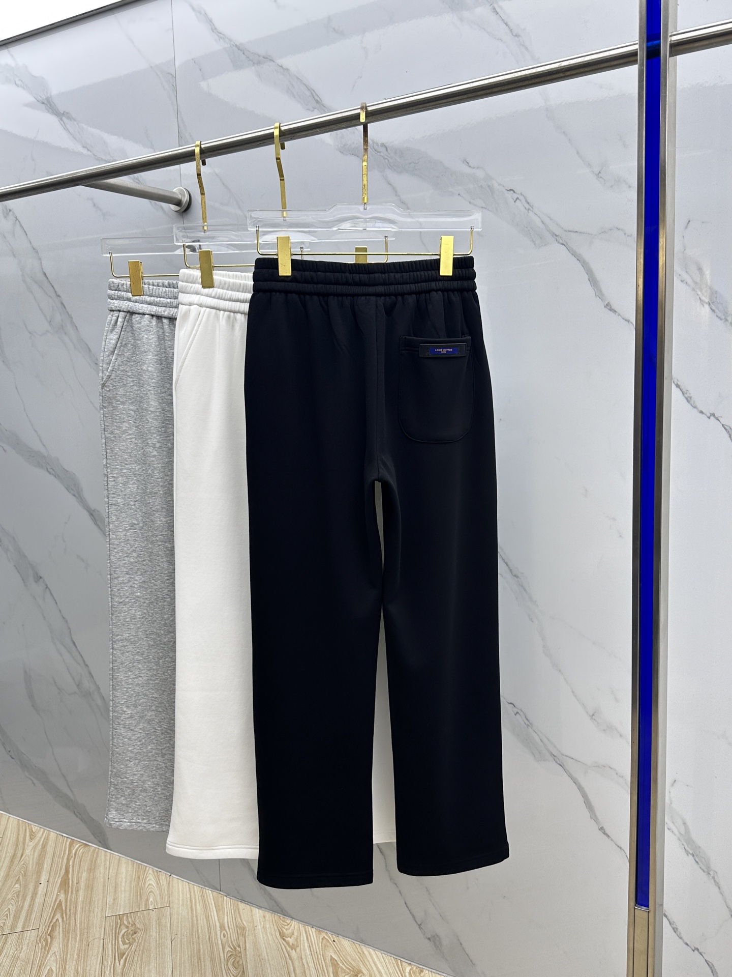 🆕LV路易威登 2025ss秋冬新款休闲裤加绒直筒休闲款 高端版本！定制面料 透气舒适度好，裤型坚挺，细