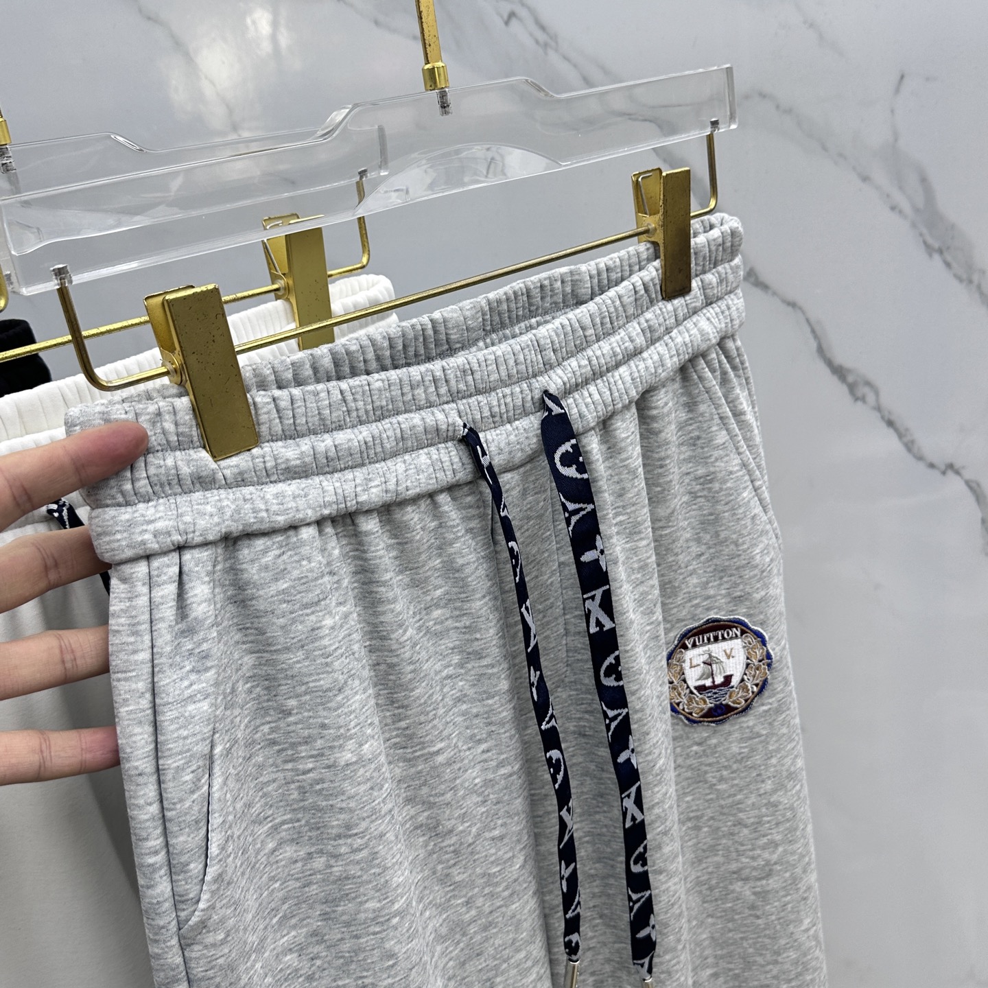 🆕LV路易威登 2025ss秋冬新款休闲裤加绒直筒休闲款 高端版本！定制面料 透气舒适度好，裤型坚挺，细