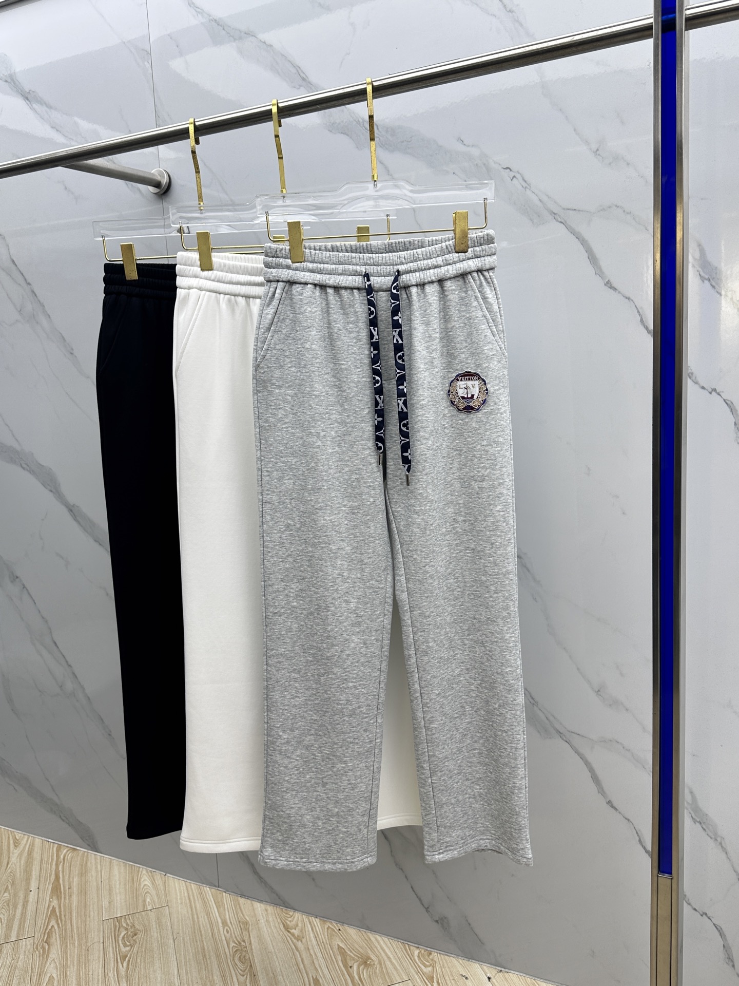 🆕LV路易威登 2025ss秋冬新款休闲裤加绒直筒休闲款 高端版本！定制面料 透气舒适度好，裤型坚挺，细