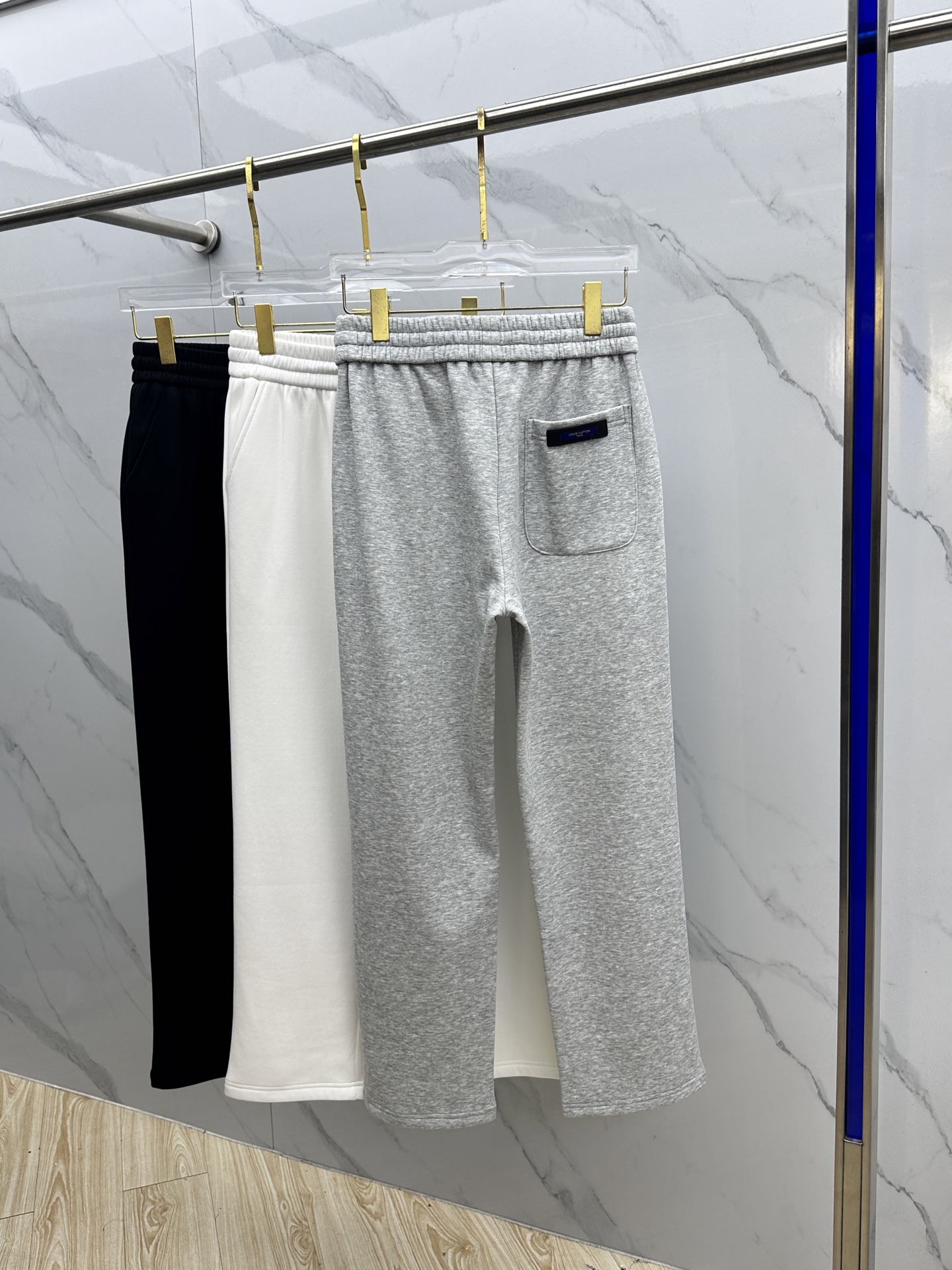 🆕LV路易威登 2025ss秋冬新款休闲裤加绒直筒休闲款 高端版本！定制面料 透气舒适度好，裤型坚挺，细