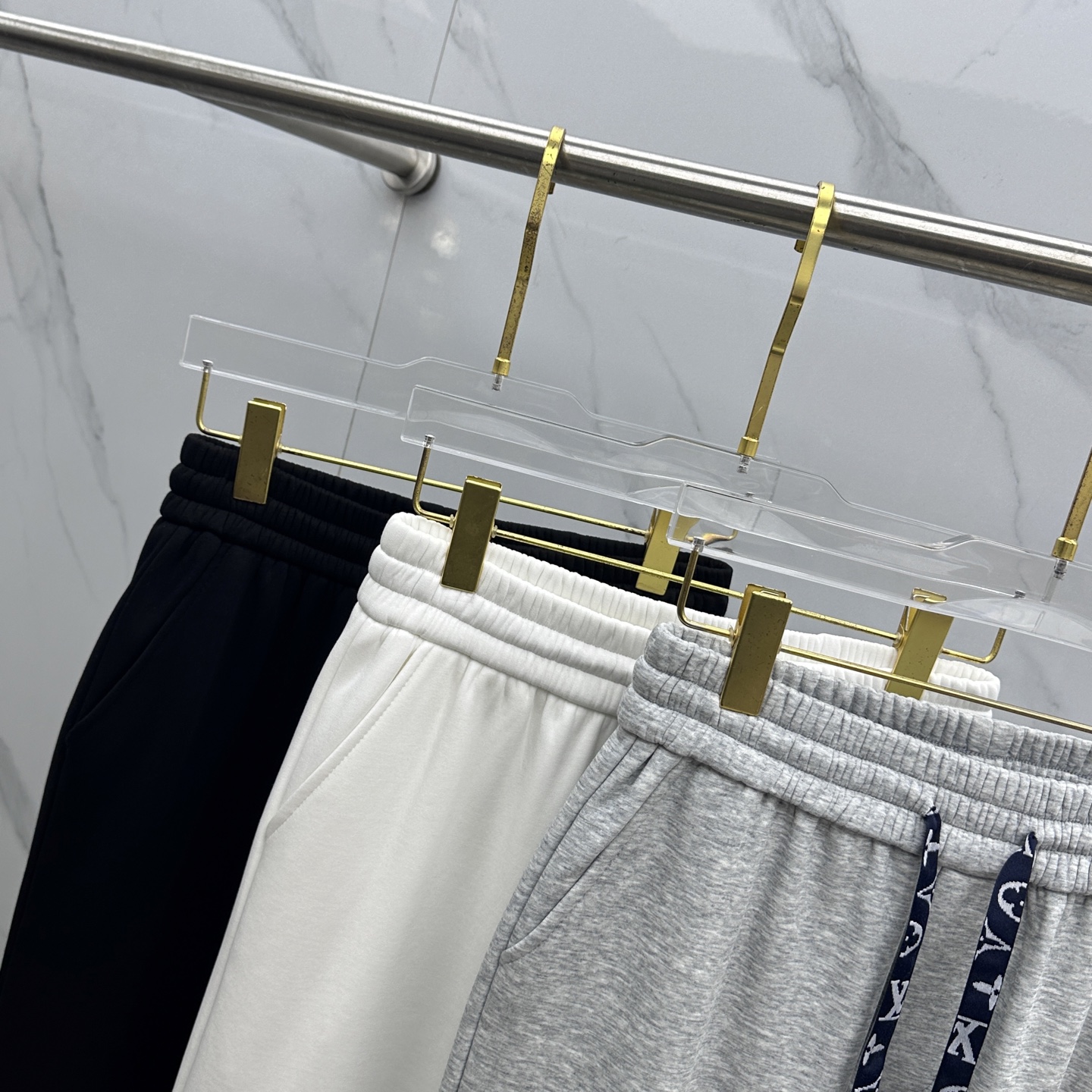 🆕LV路易威登 2025ss秋冬新款休闲裤加绒直筒休闲款 高端版本！定制面料 透气舒适度好，裤型坚挺，细