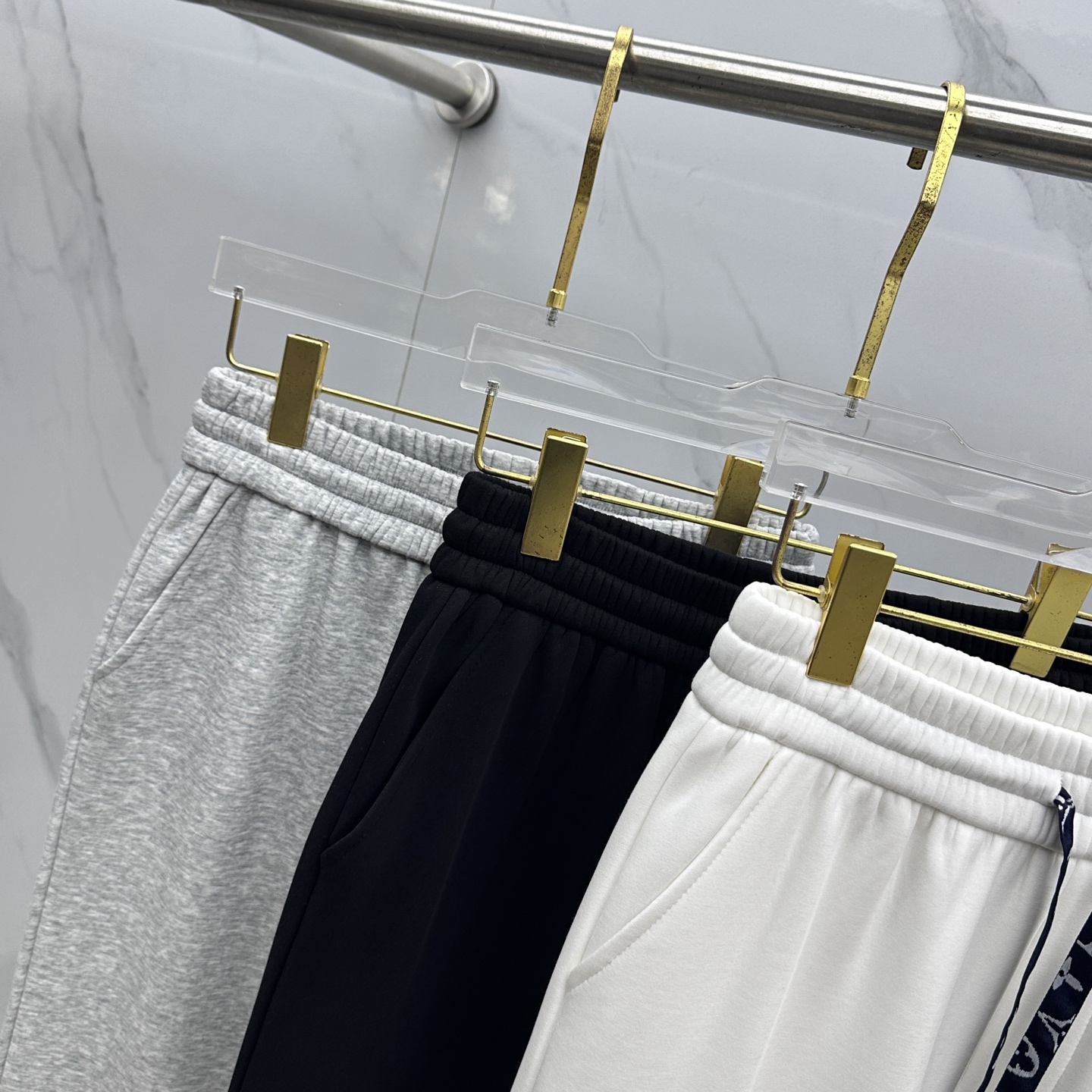 🆕LV路易威登 2025ss秋冬新款休闲裤加绒直筒休闲款 高端版本！定制面料 透气舒适度好，裤型坚挺，细