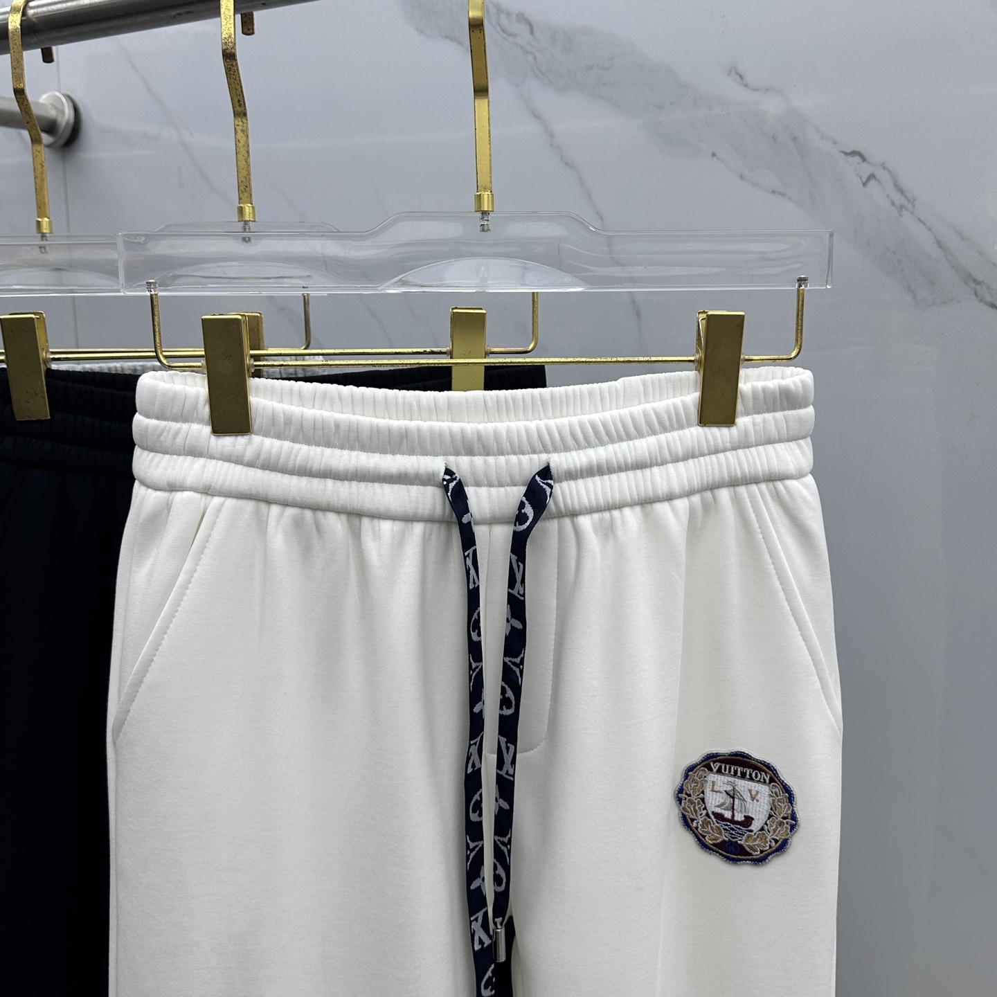 🆕LV路易威登 2025ss秋冬新款休闲裤加绒直筒休闲款 高端版本！定制面料 透气舒适度好，裤型坚挺，细