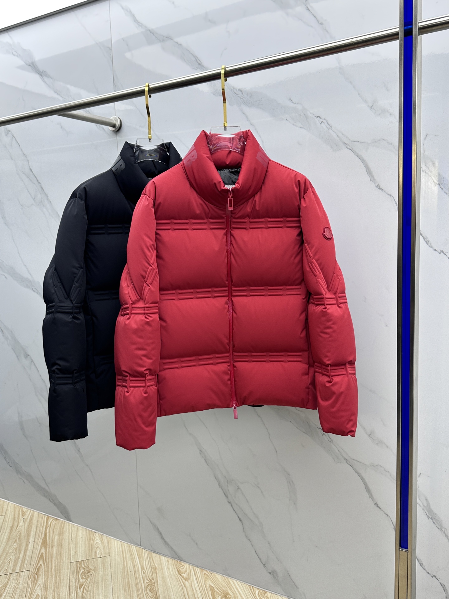 NO:654489,Moncler's popular autumn and winter new stand-collar down jacket is rarely available in trading company channels. It is a must-have warm item for cooling weather. It can be worn for daily or outdoor sports. It is wear-resistant, scratch-resistant and easy to care for. It is equipped with 90 European standard high-quality white goose down filling inside. It is paired with large square quilting technology to create a fluffy and full overall effect. It also has a strong thermal insulation and temperature locking effect, so that you are not afraid of the cold outdoor weather in autumn and winter. 023  Size 48-56,,Moncler,down jacket,alexander wang19860909Moncler蒙口 爆款秋冬新款立领羽绒服,贸易公司渠道稀出,降温天气必备的保暖单品,不论是日常还是户外运动都能穿.耐磨防刮易打理,内里配置90欧标优质白鹅绒埴充,在搭配大方格绗缝工艺,打造蓬松饱满的整体效果,兼顾强悍的保暖锁温效果,让你无惧秋冬季寒冷的户外天气.023 尺码48-56,,Moncler,down jacket,alexander wang,Men's clothing