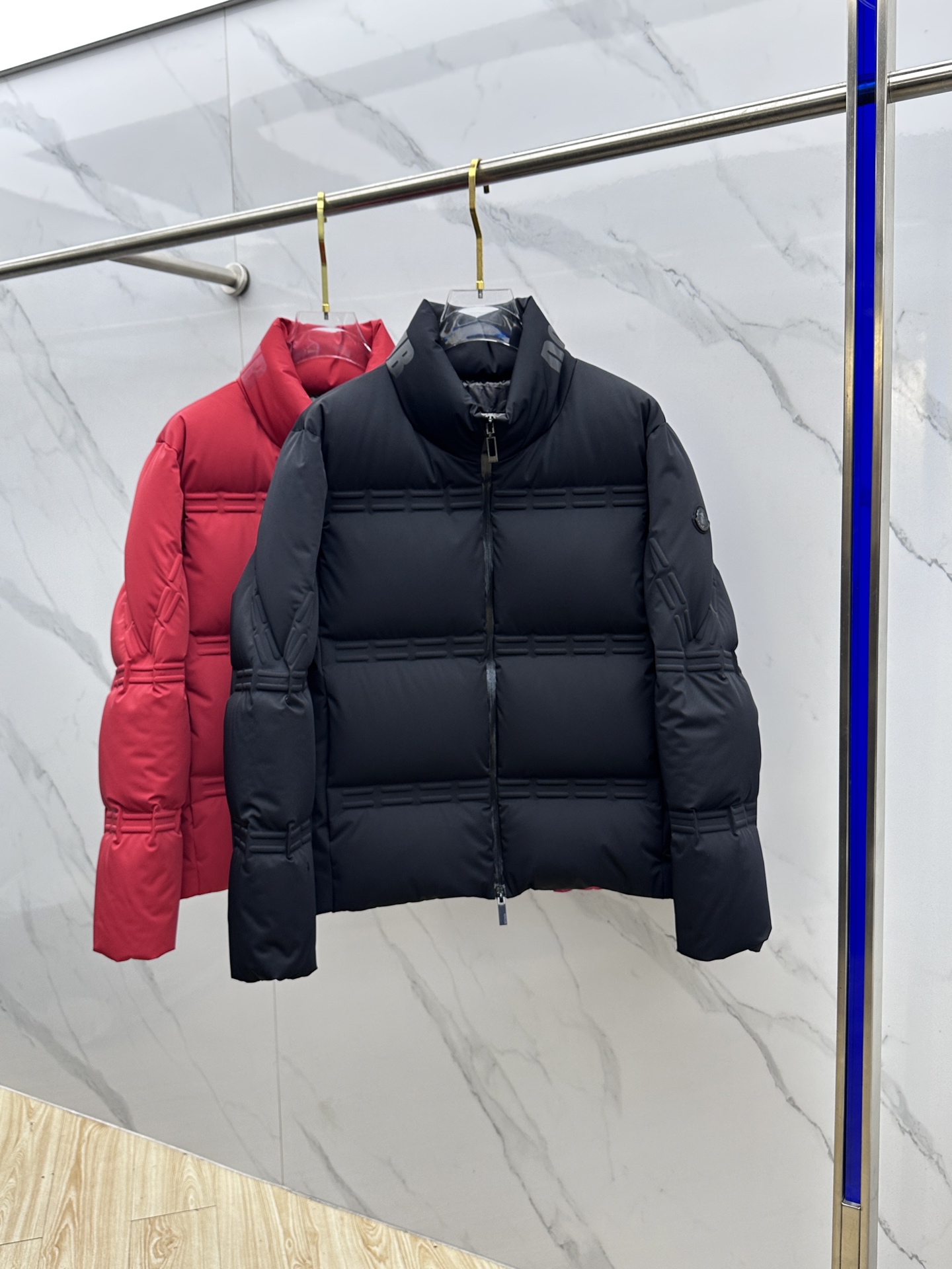 NO:683314,Moncler's popular autumn and winter new stand-collar down jacket is rarely available in trading company channels. It is a must-have warm item for cooling weather. It can be worn for daily or outdoor sports. It is wear-resistant, scratch-resistant and easy to care for. It is equipped with 90 Euro standard high-quality white goose down filling inside. It is paired with large square quilting technology to create a fluffy and full overall effect. It also has a strong thermal insulation and temperature locking effect, so that you are not afraid of the cold outdoor weather in autumn and winter. 023  Size 48-56,,Moncler,down jacket,19860909Moncler蒙口 爆款秋冬新款立领羽绒服,贸易公司渠道稀出,降温天气必备的保暖单品,不论是日常还是户外运动都能穿.耐磨防刮易打理,内里配置90欧标优质白鹅绒埴充,在搭配大方格绗缝工艺,打造蓬松饱满的整体效果,兼顾强悍的保暖锁温效果,让你无惧秋冬季寒冷的户外天气.023 尺码48-56,,Moncler,down jacket,,Men's clothing