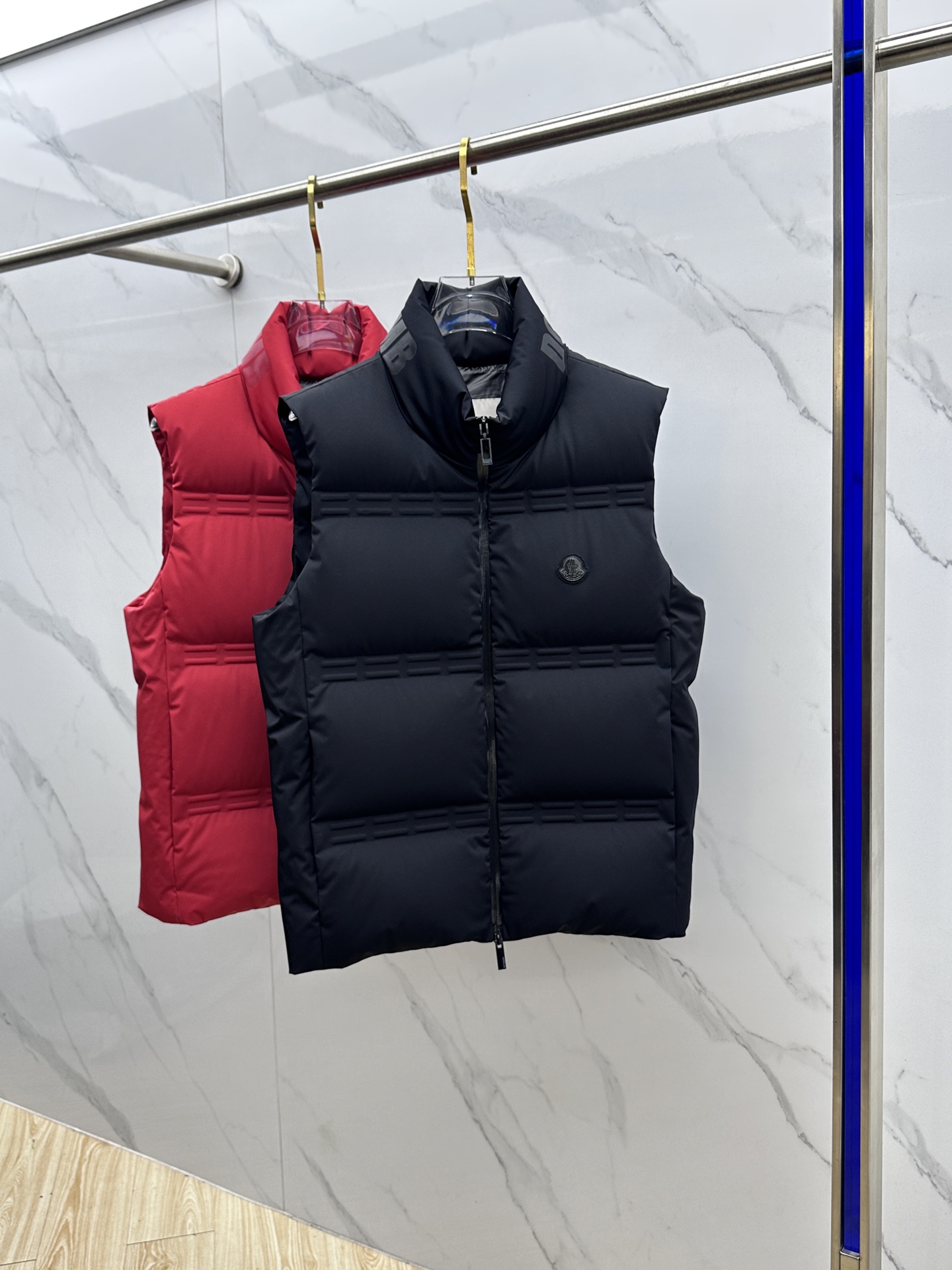 NO:683311,Moncler's popular autumn and winter new stand-up collar down jacket vest is rarely available in trading company channels. It is a must-have warm item for cooling weather. It can be worn for daily or outdoor sports. It is wear-resistant, scratch-resistant and easy to care for. It is equipped with 90 Euro standard high-quality white goose down filling inside. It is paired with large square quilting technology to create a fluffy and full overall effect. It also has a strong thermal insulation and temperature locking effect, so that you are not afraid of the cold outdoor weather in autumn and winter. 023  Size 48-56,,Moncler,down jacket,19860909Moncler蒙口 爆款秋冬新款立领羽绒服马甲,贸易公司渠道稀出,降温天气必备的保暖单品,不论是日常还是户外运动都能穿.耐磨防刮易打理,内里配置90欧标优质白鹅绒埴充,在搭配大方格绗缝工艺,打造蓬松饱满的整体效果,兼顾强悍的保暖锁温效果,让你无惧秋冬季寒冷的户外天气.023 尺码48-56,,Moncler,down jacket,,Men's clothing